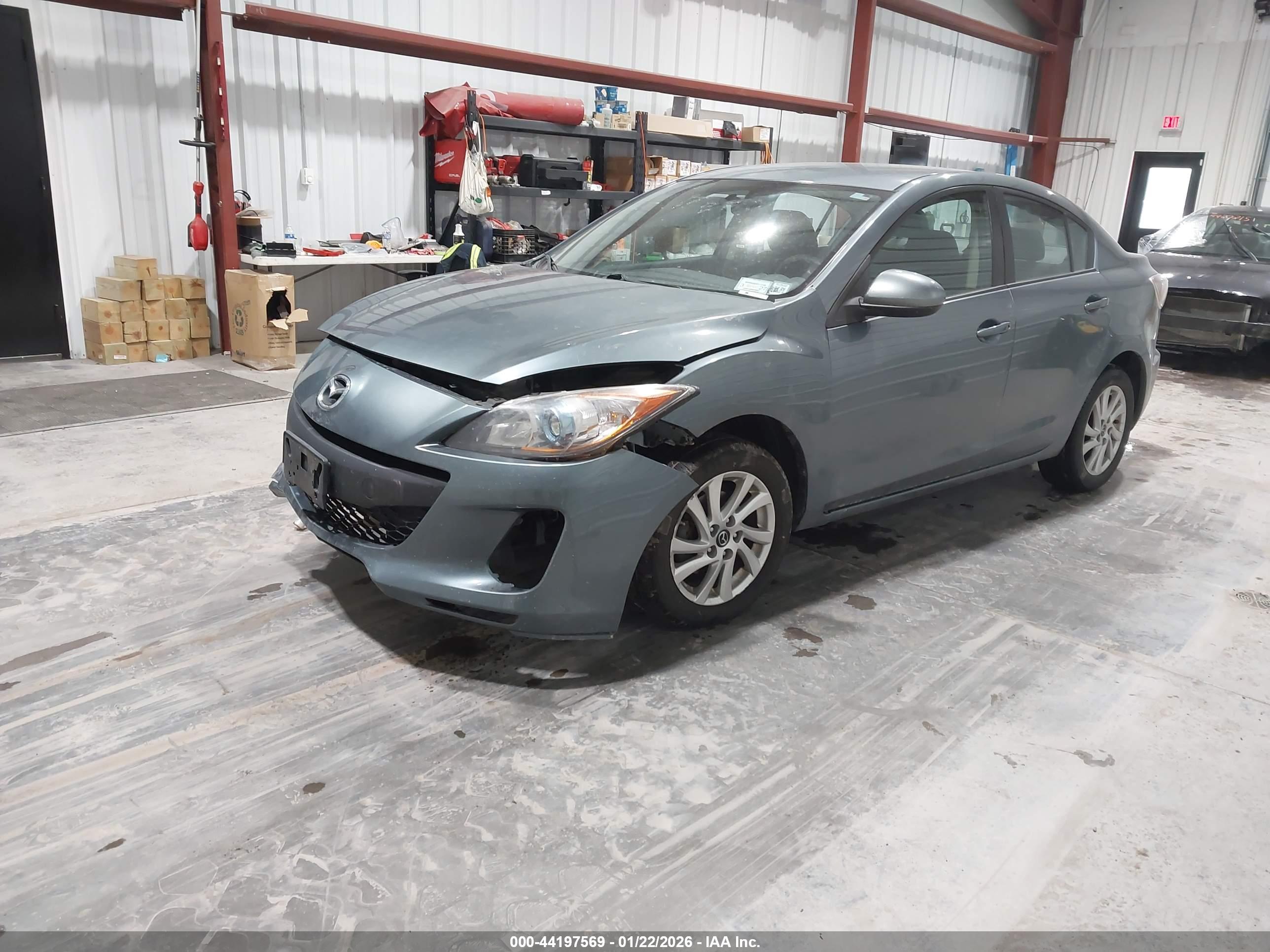 MAZDA MAZDA3 image 2
