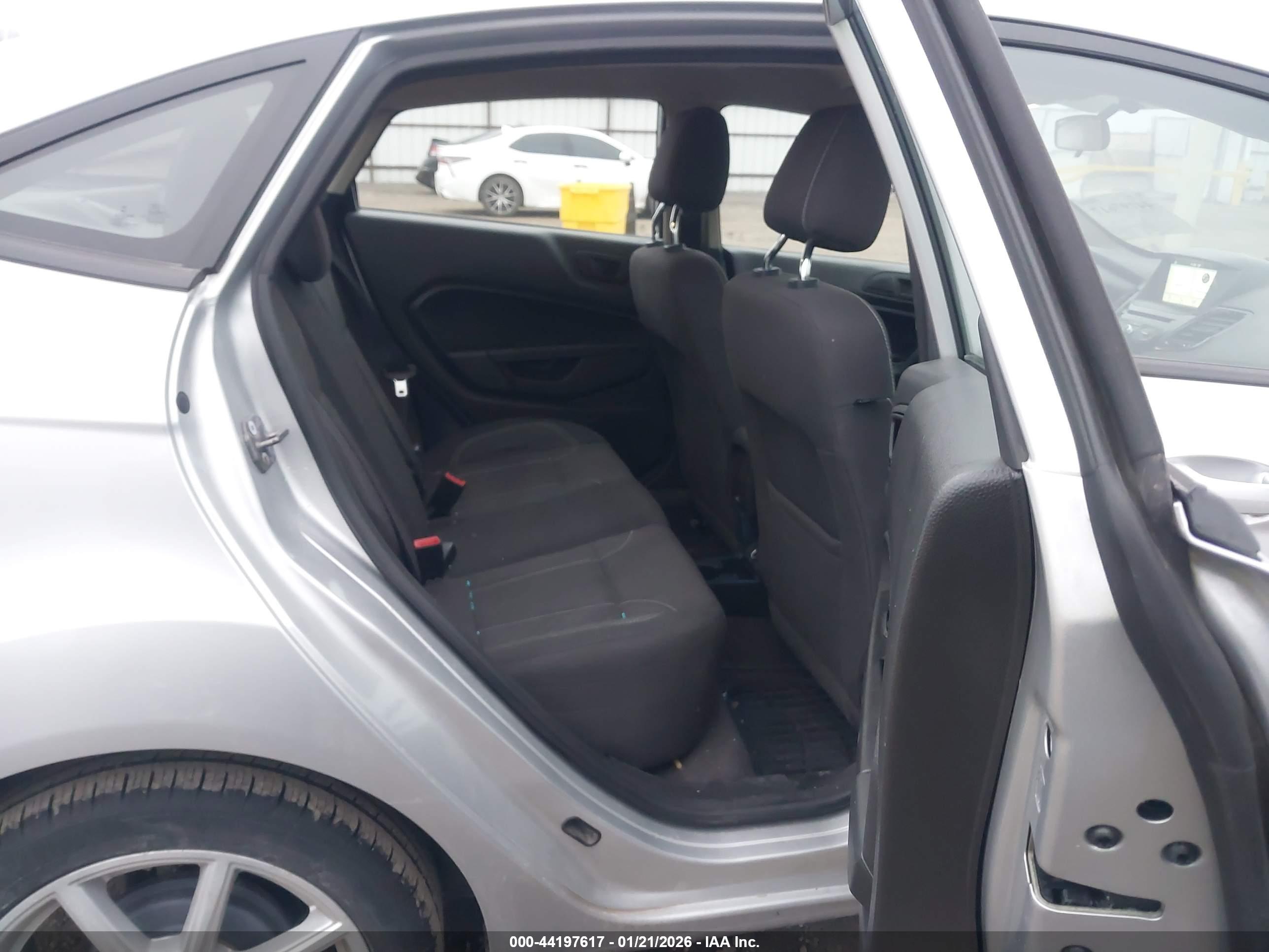 FORD FIESTA image 8