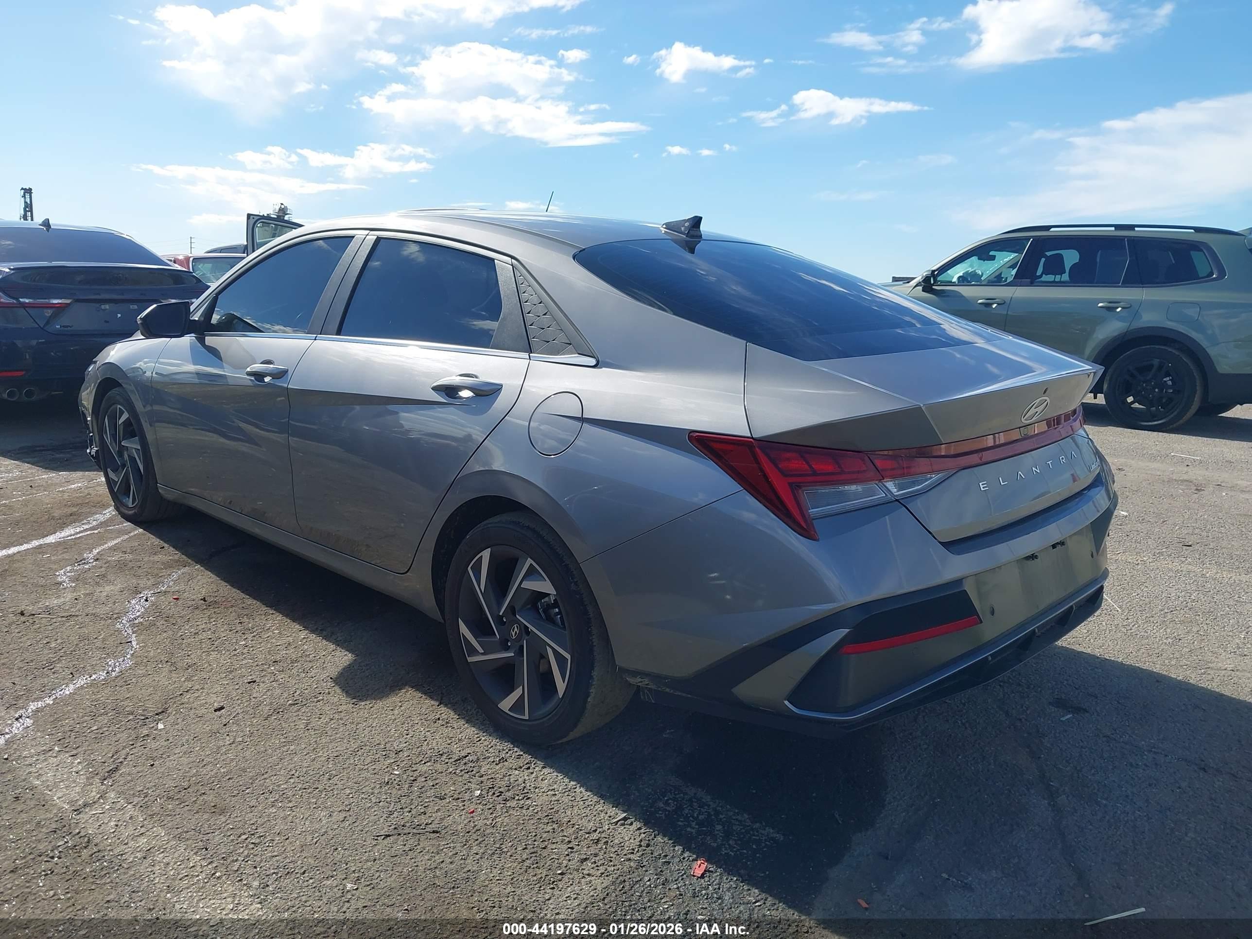 HYUNDAI ELANTRA image 3