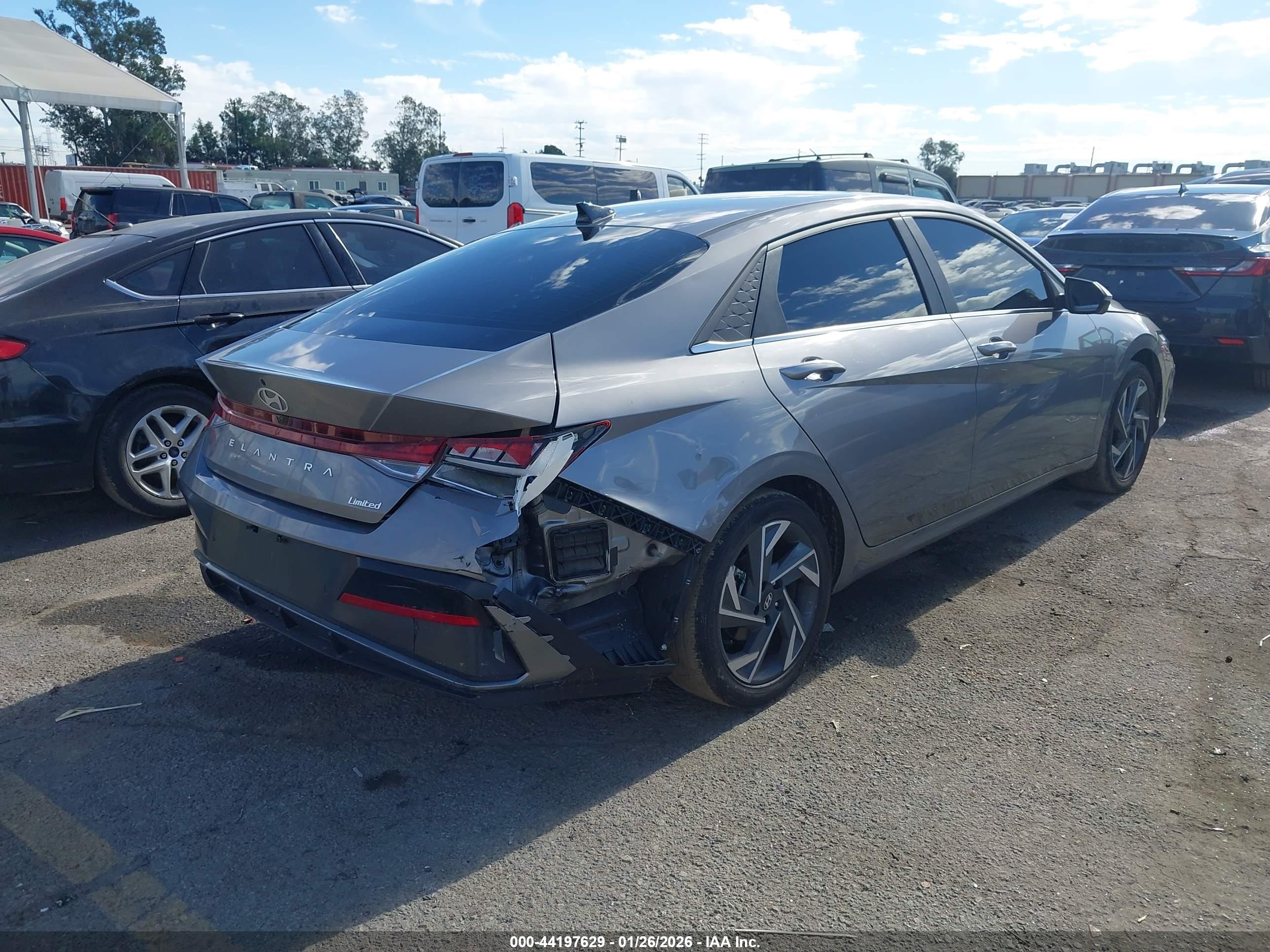 HYUNDAI ELANTRA image 4