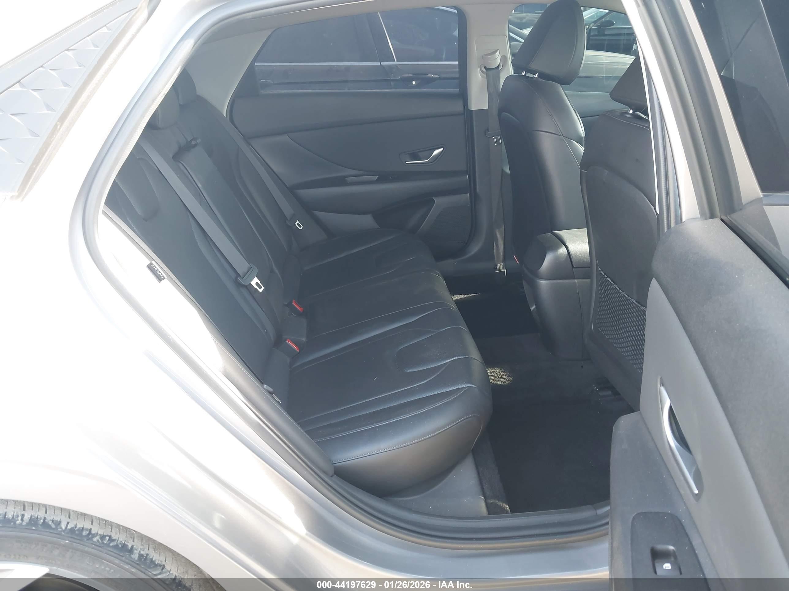 HYUNDAI ELANTRA image 8