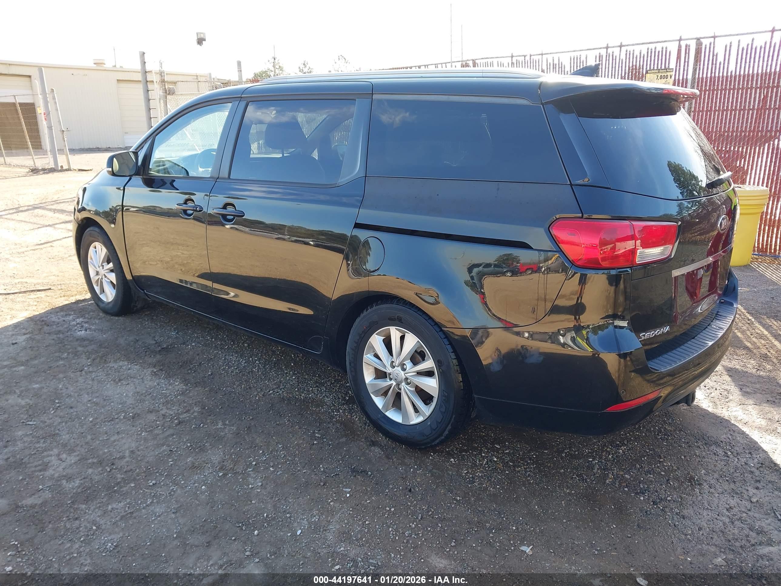 KIA SEDONA image 3