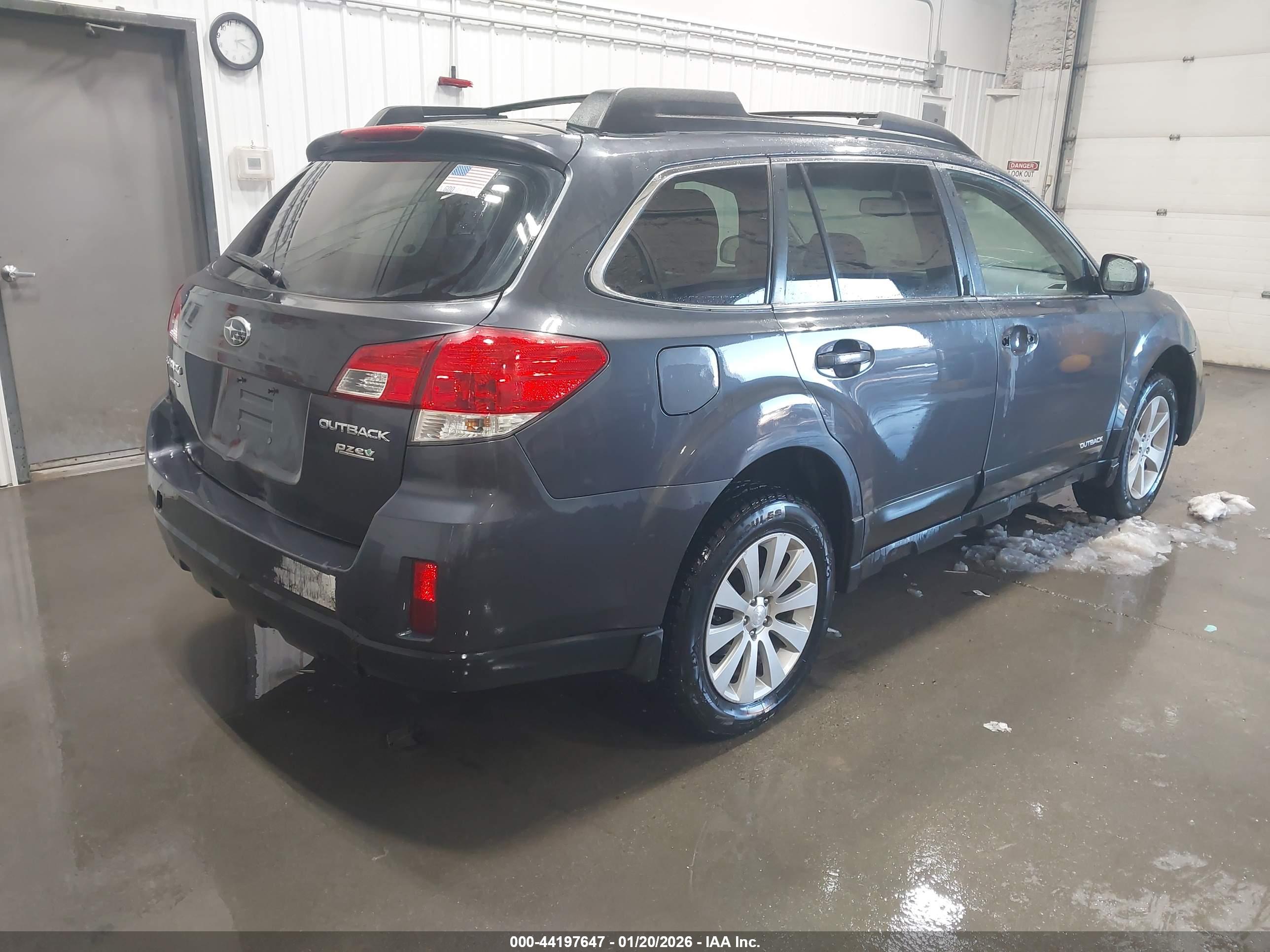 SUBARU OUTBACK image 4