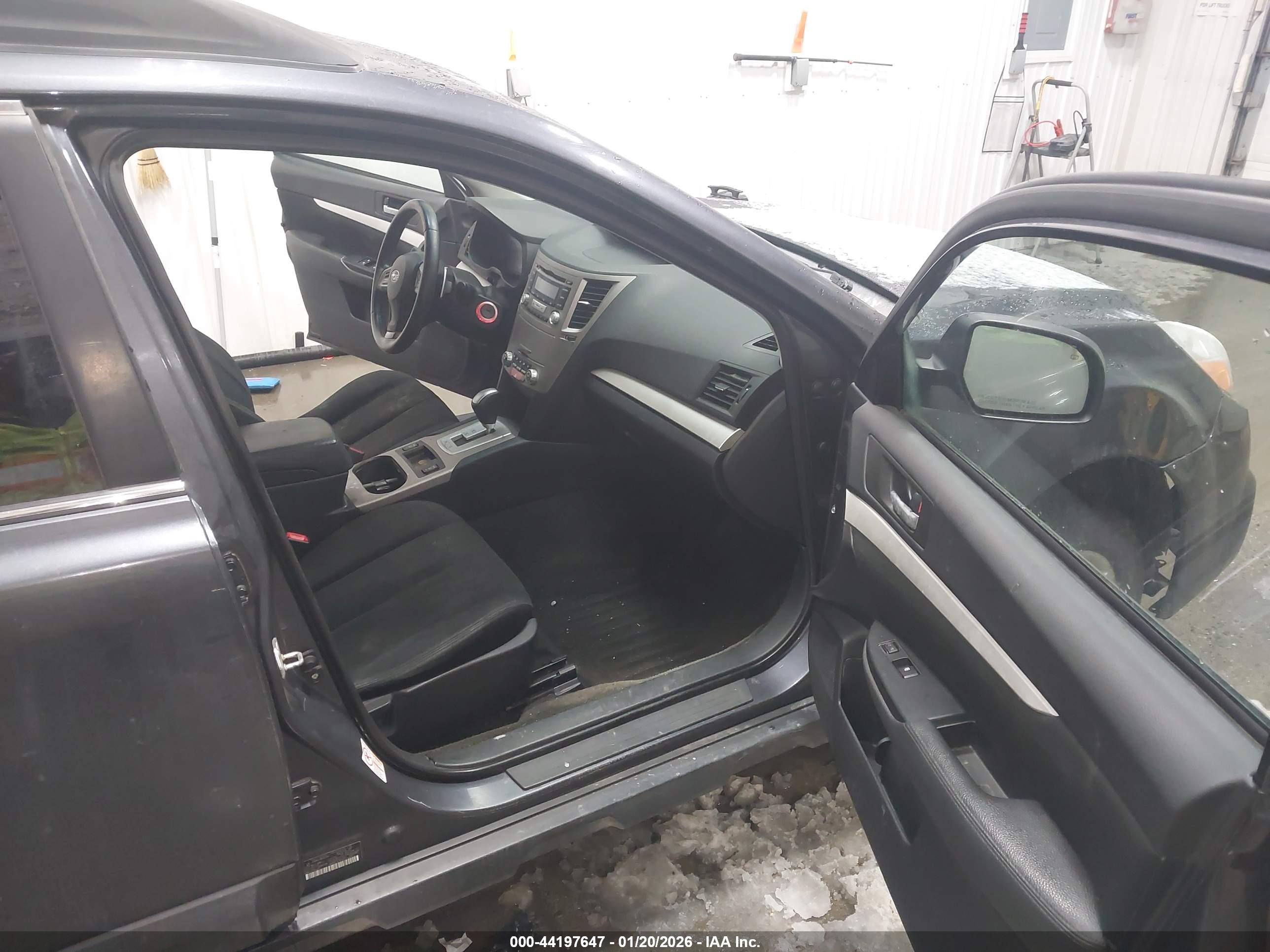 SUBARU OUTBACK image 5