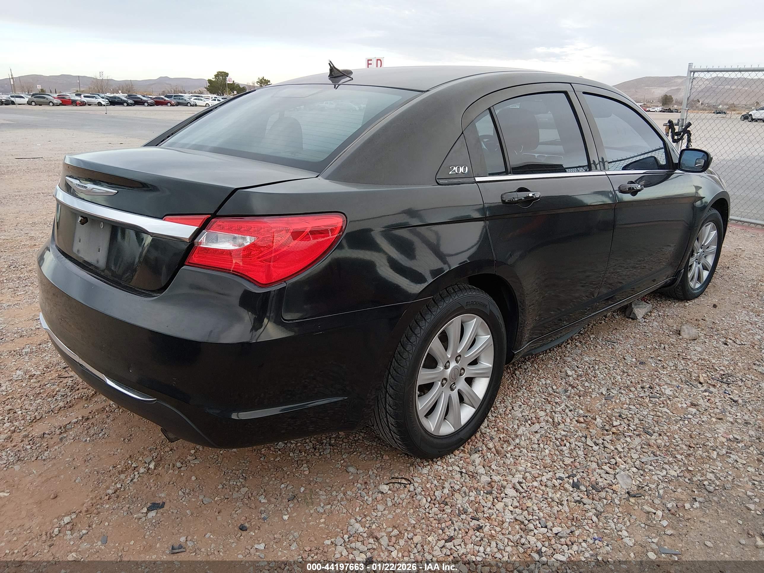 CHRYSLER 200 image 4