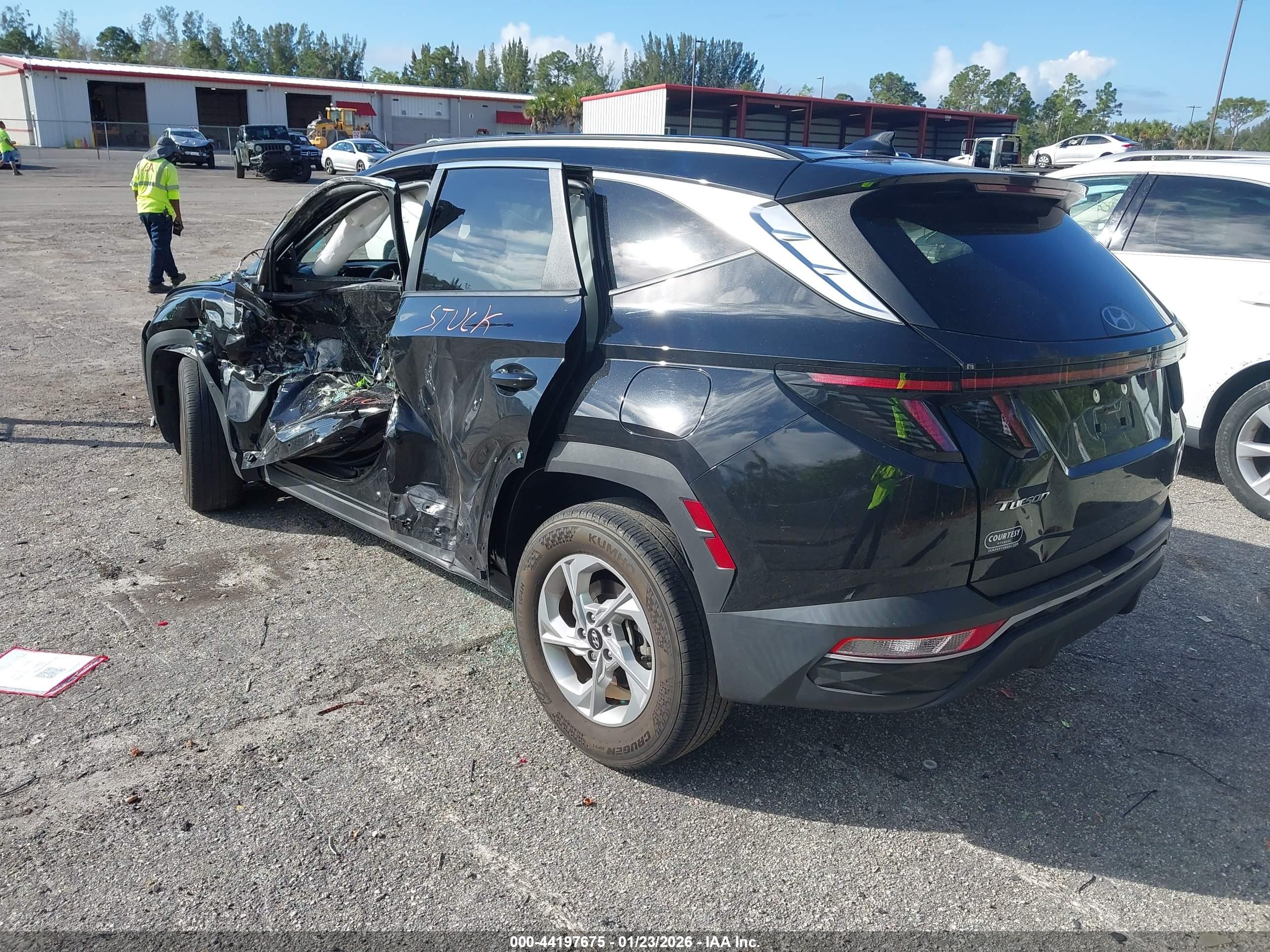 HYUNDAI TUCSON image 3