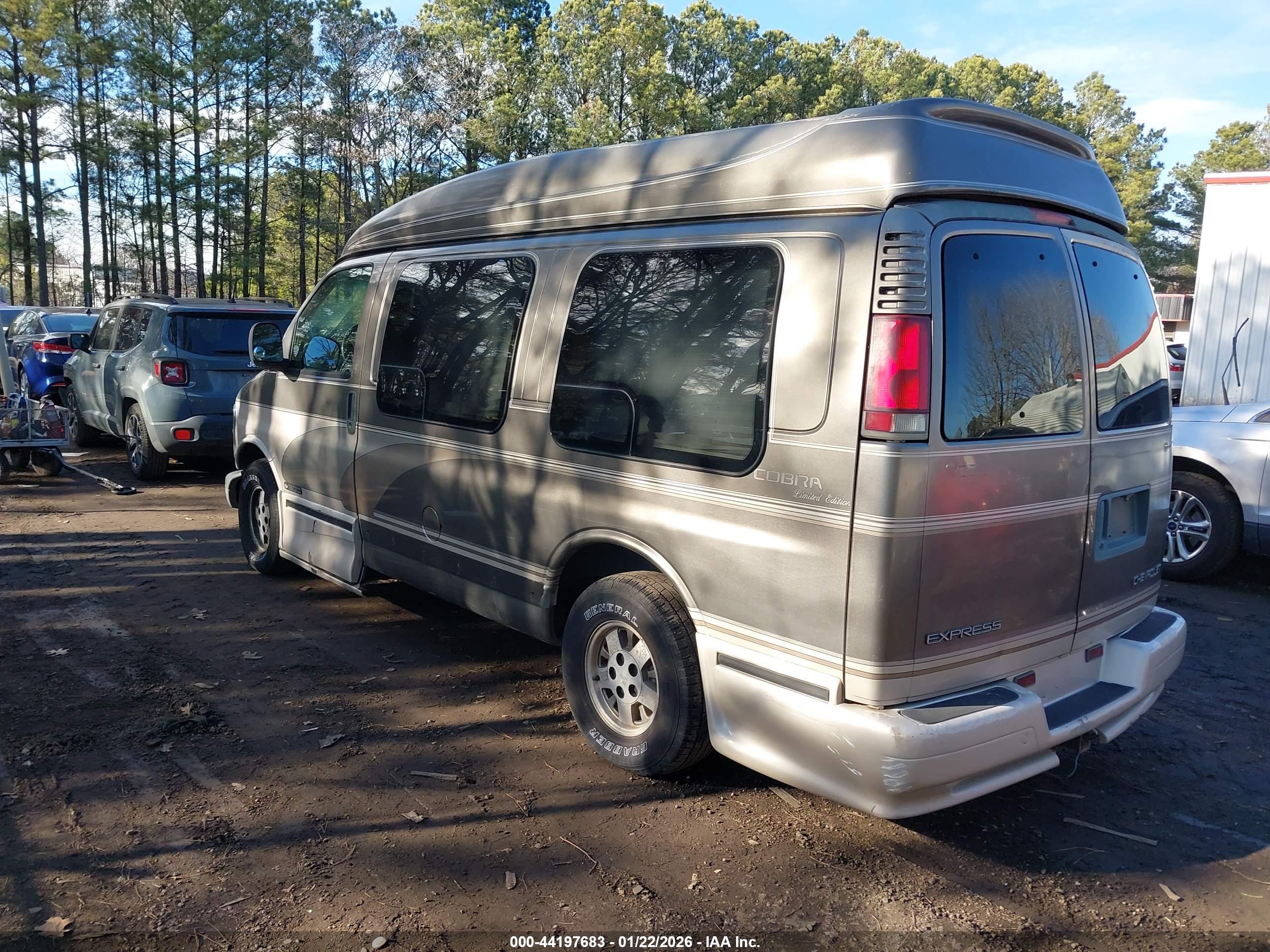 CHEVROLET EXPRESS image 3