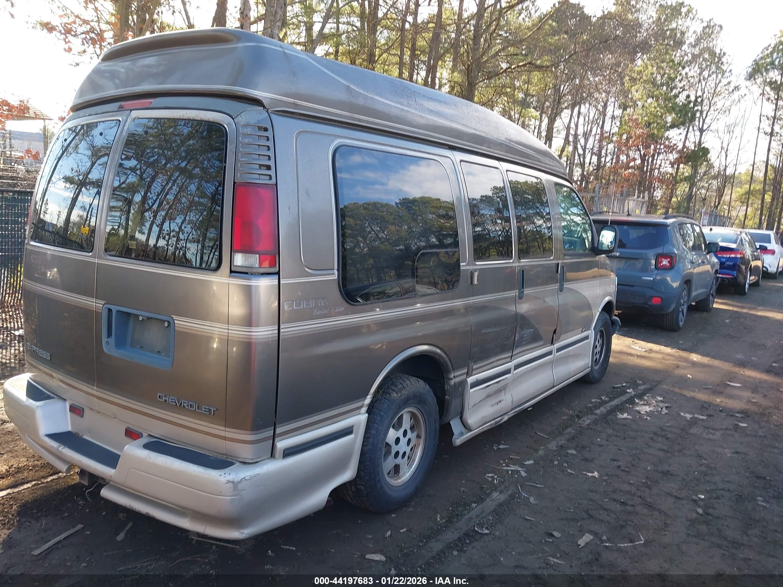 CHEVROLET EXPRESS image 4
