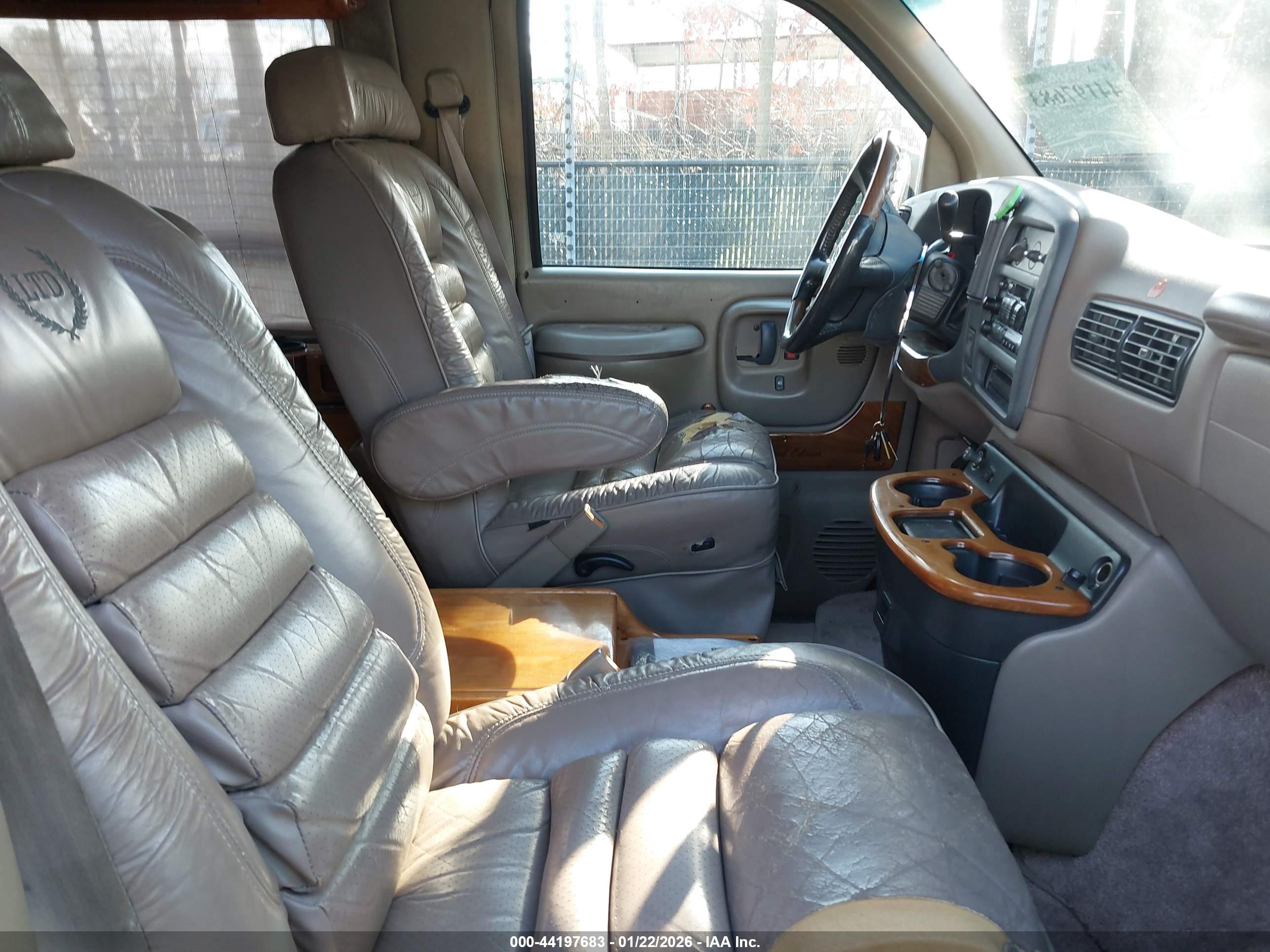 CHEVROLET EXPRESS image 5