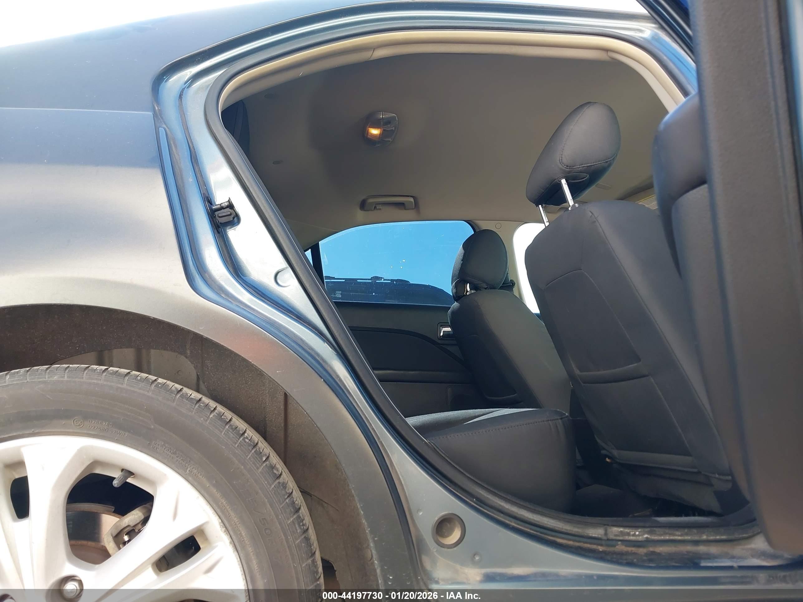 FORD FUSION image 8