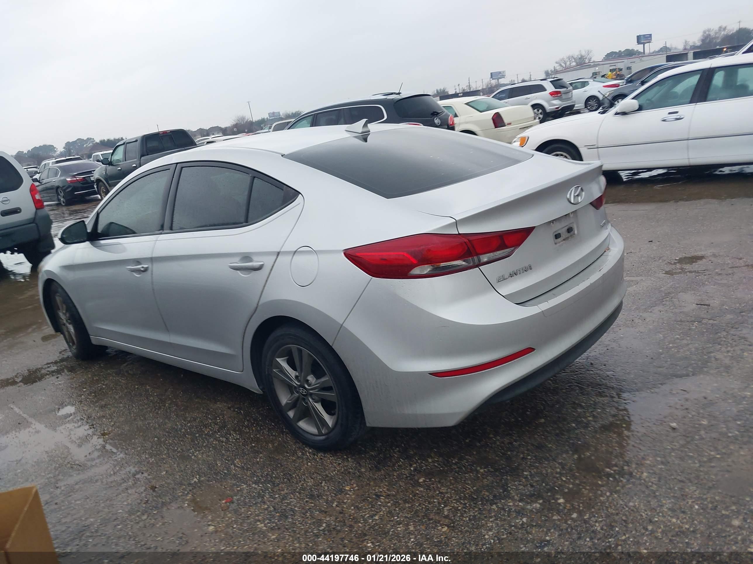 HYUNDAI ELANTRA image 3