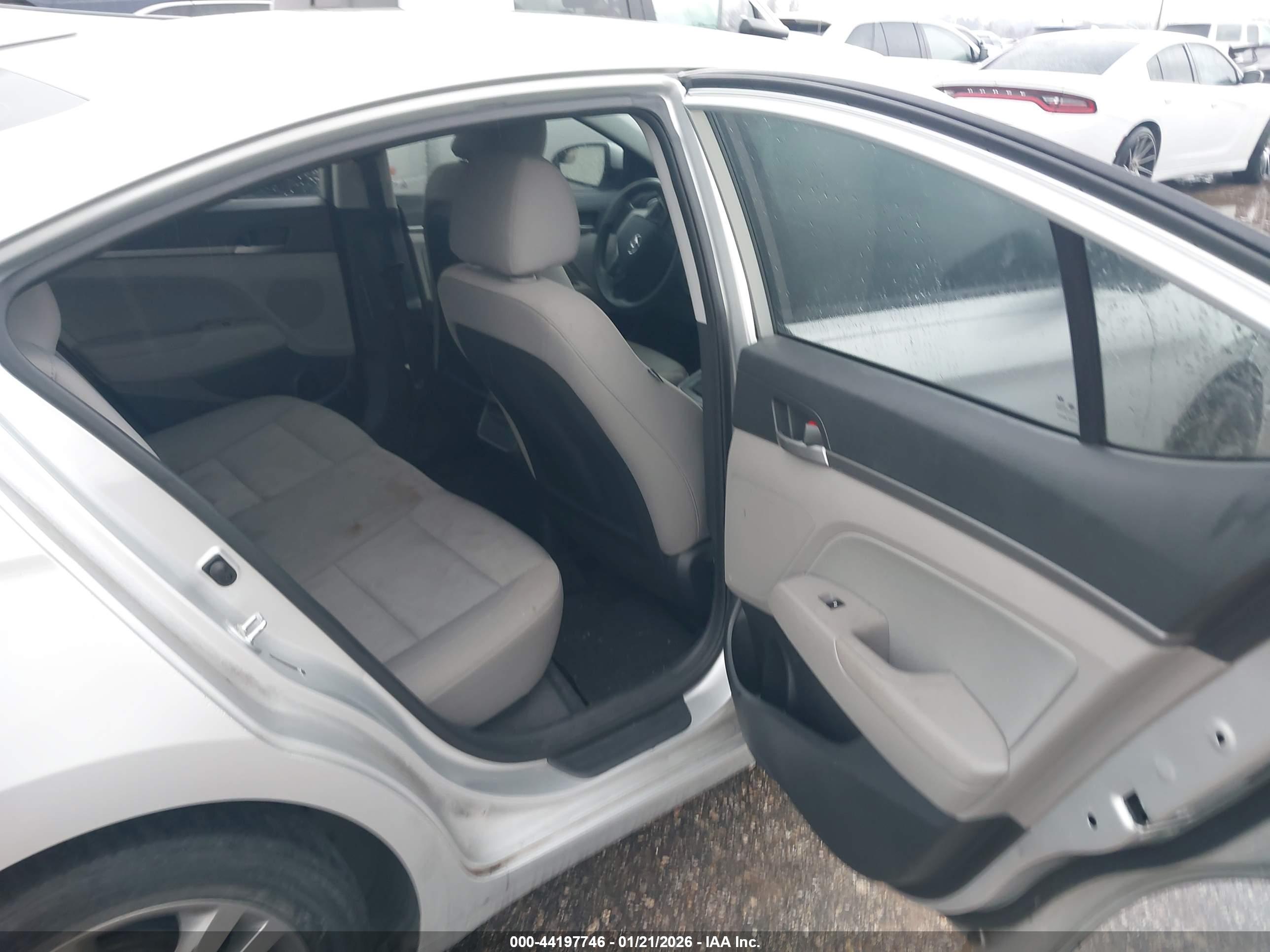HYUNDAI ELANTRA image 8