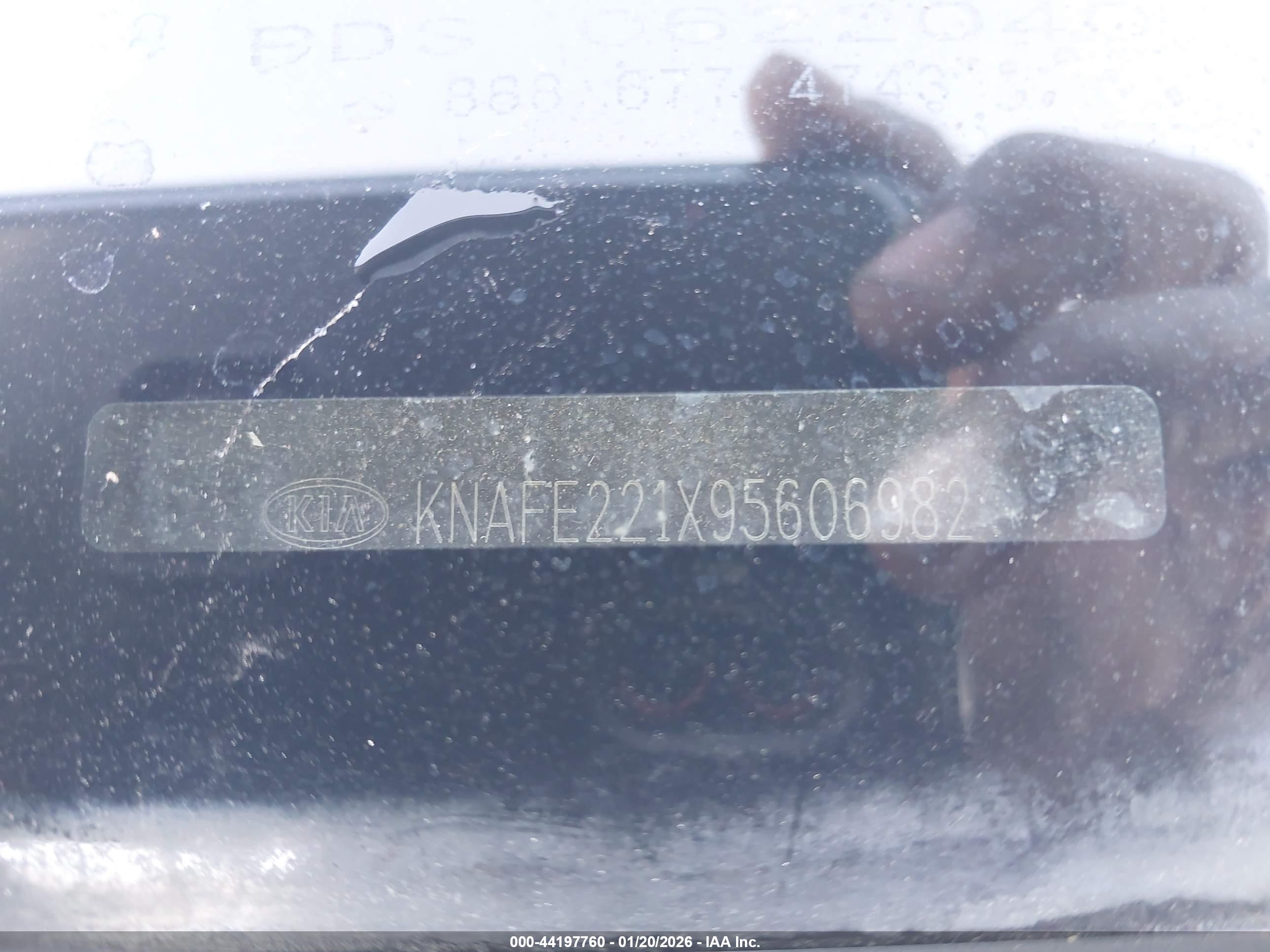 KIA SPECTRA image 9