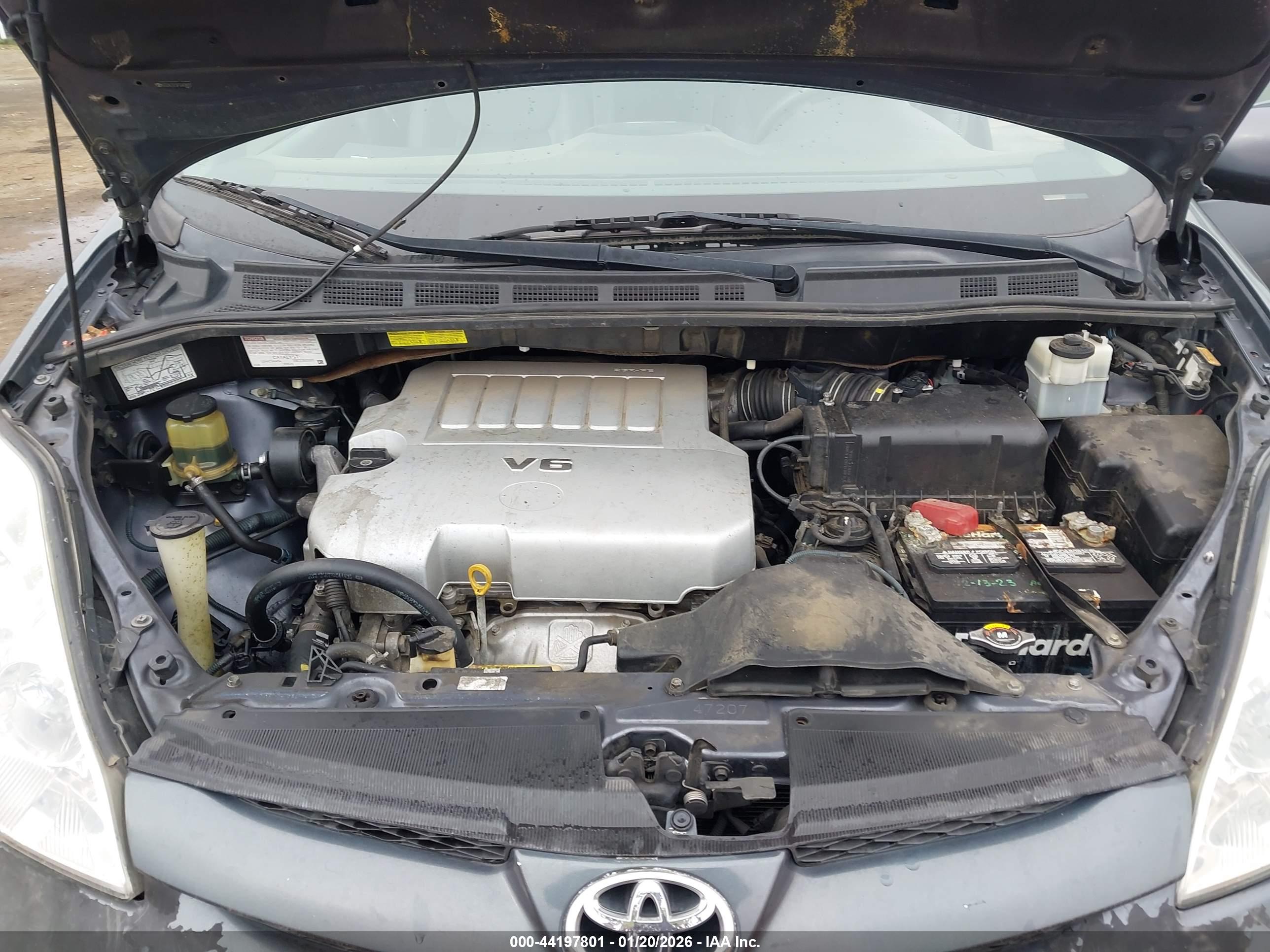 TOYOTA SIENNA image 10