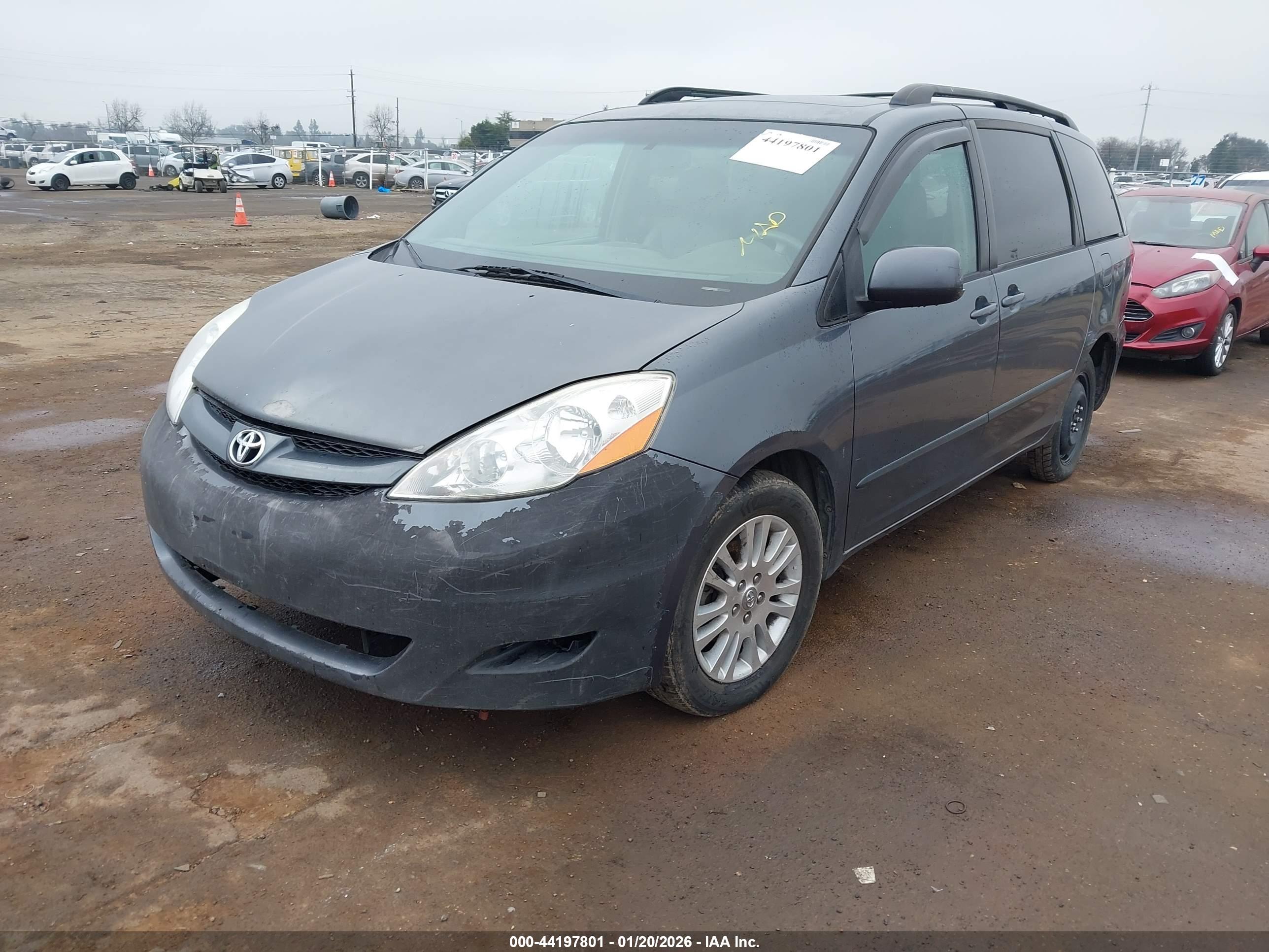 TOYOTA SIENNA image 2