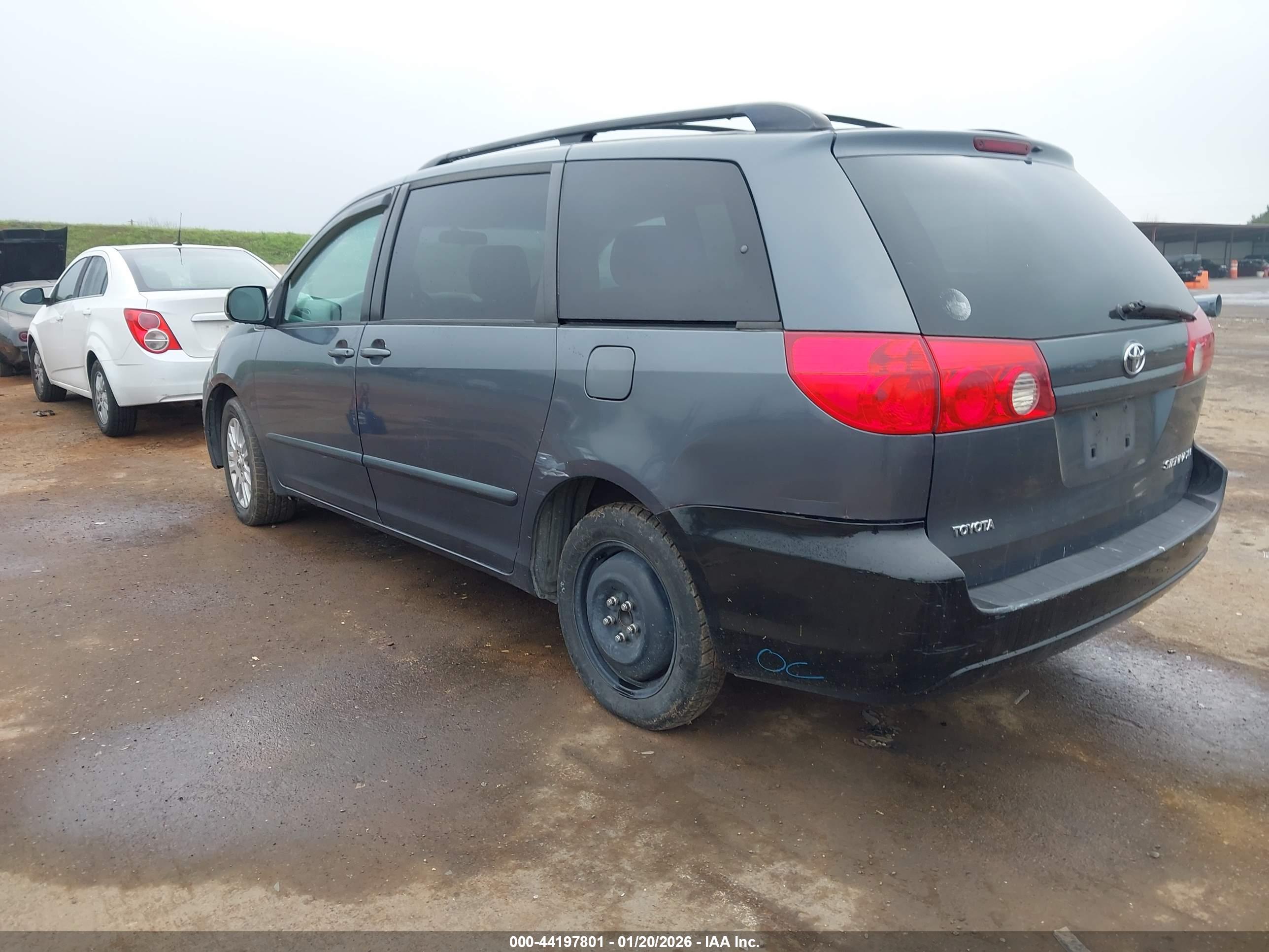 TOYOTA SIENNA image 3