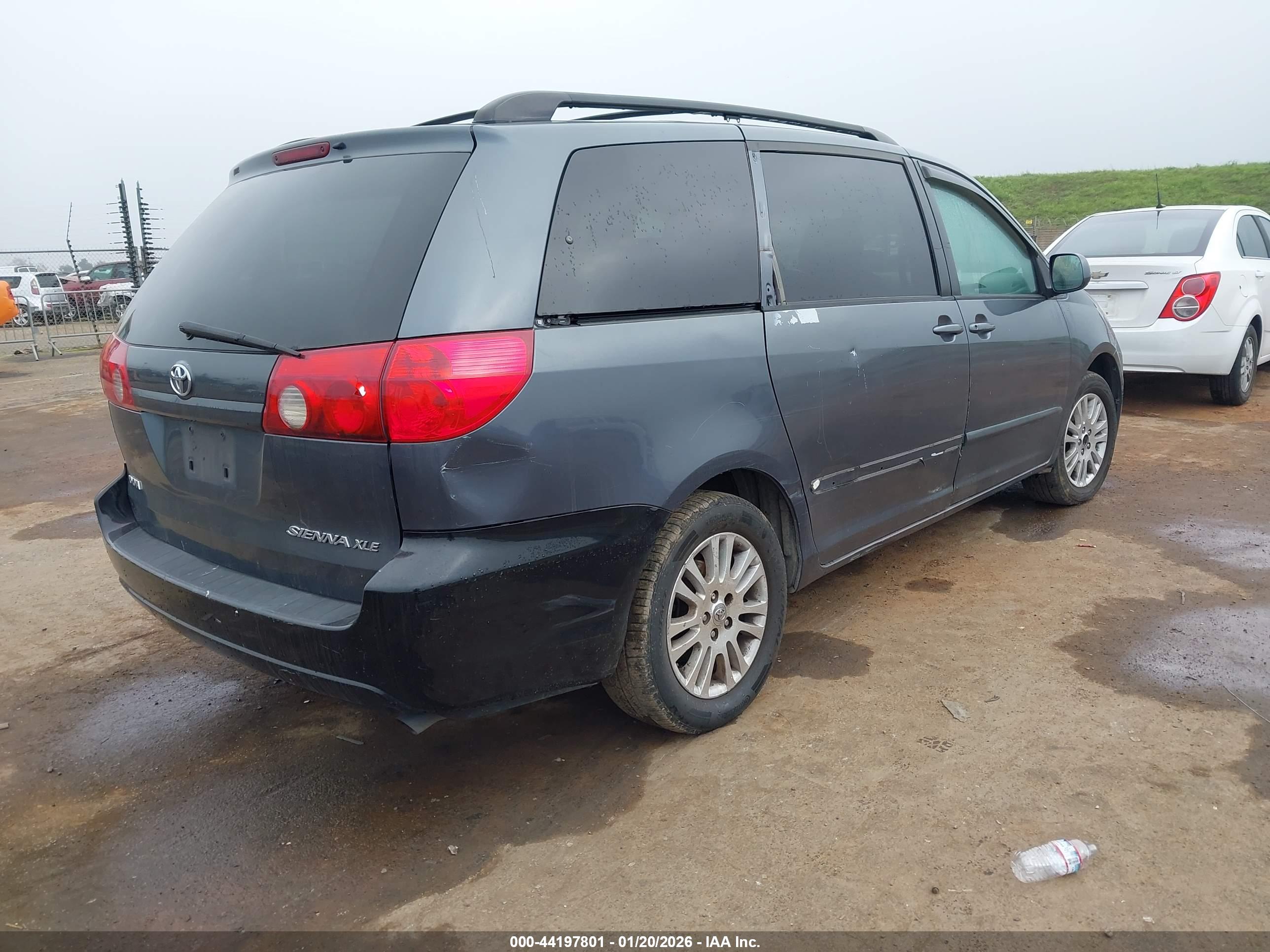 TOYOTA SIENNA image 4