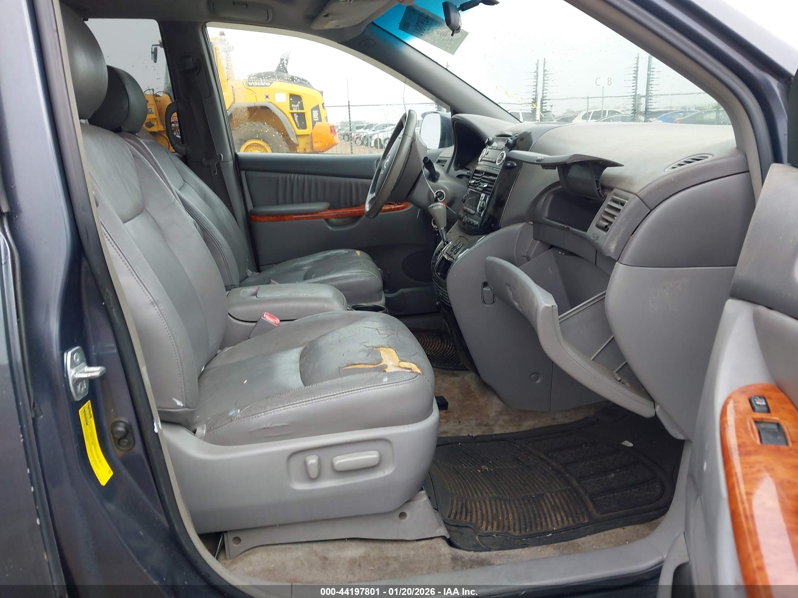 TOYOTA SIENNA image 5