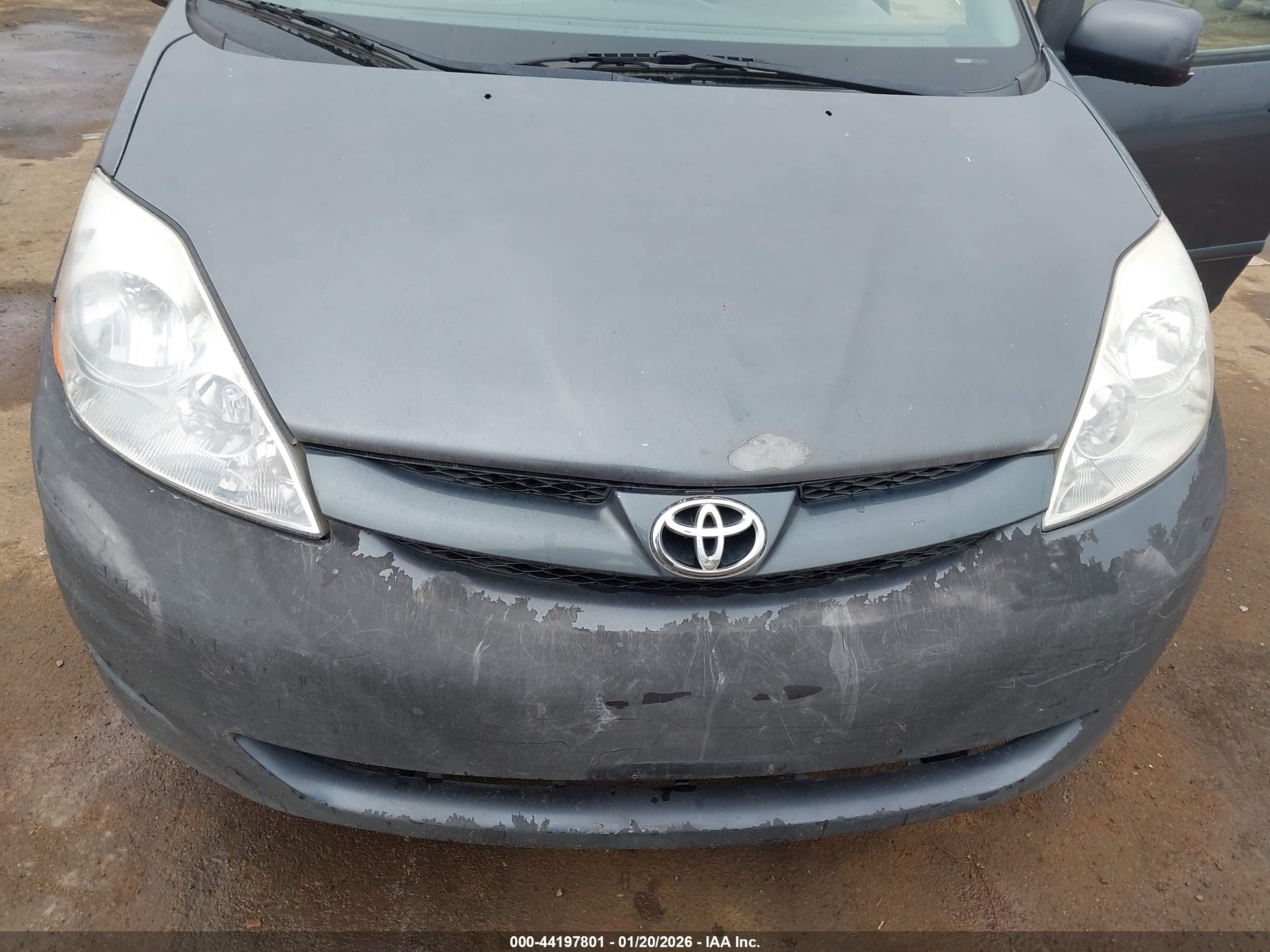 TOYOTA SIENNA image 6