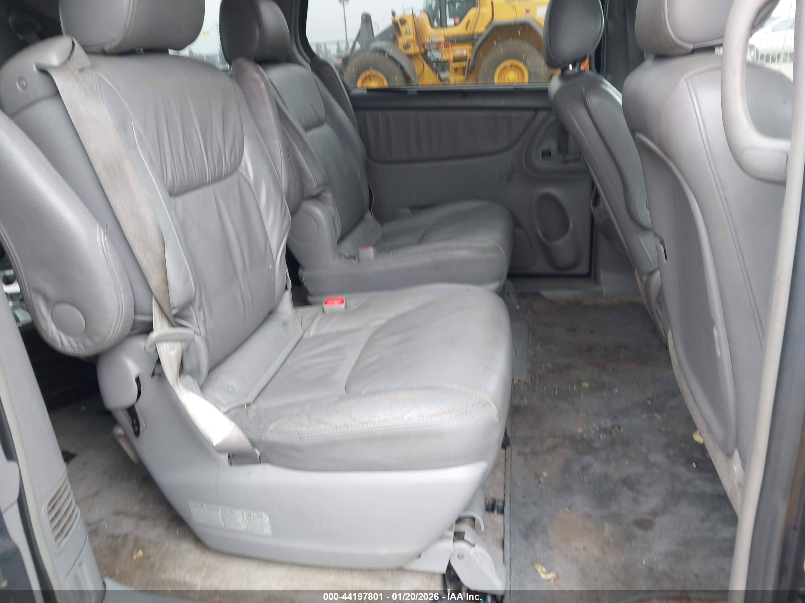 TOYOTA SIENNA image 8