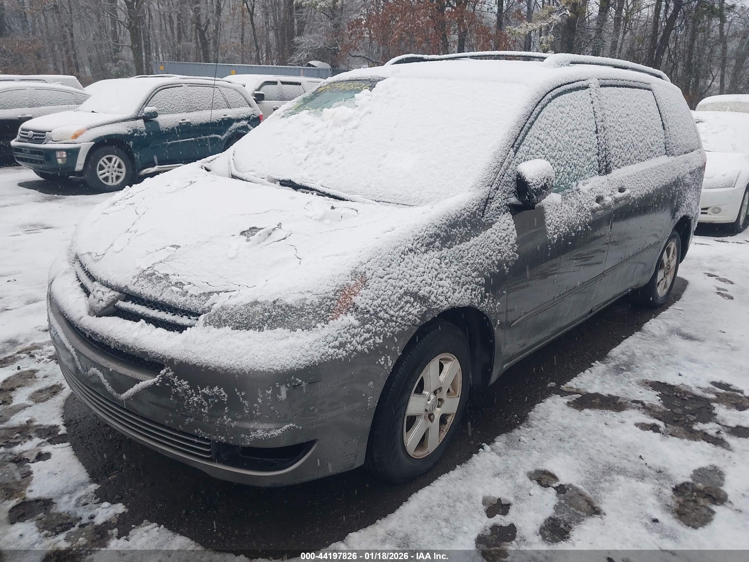 TOYOTA SIENNA image 2