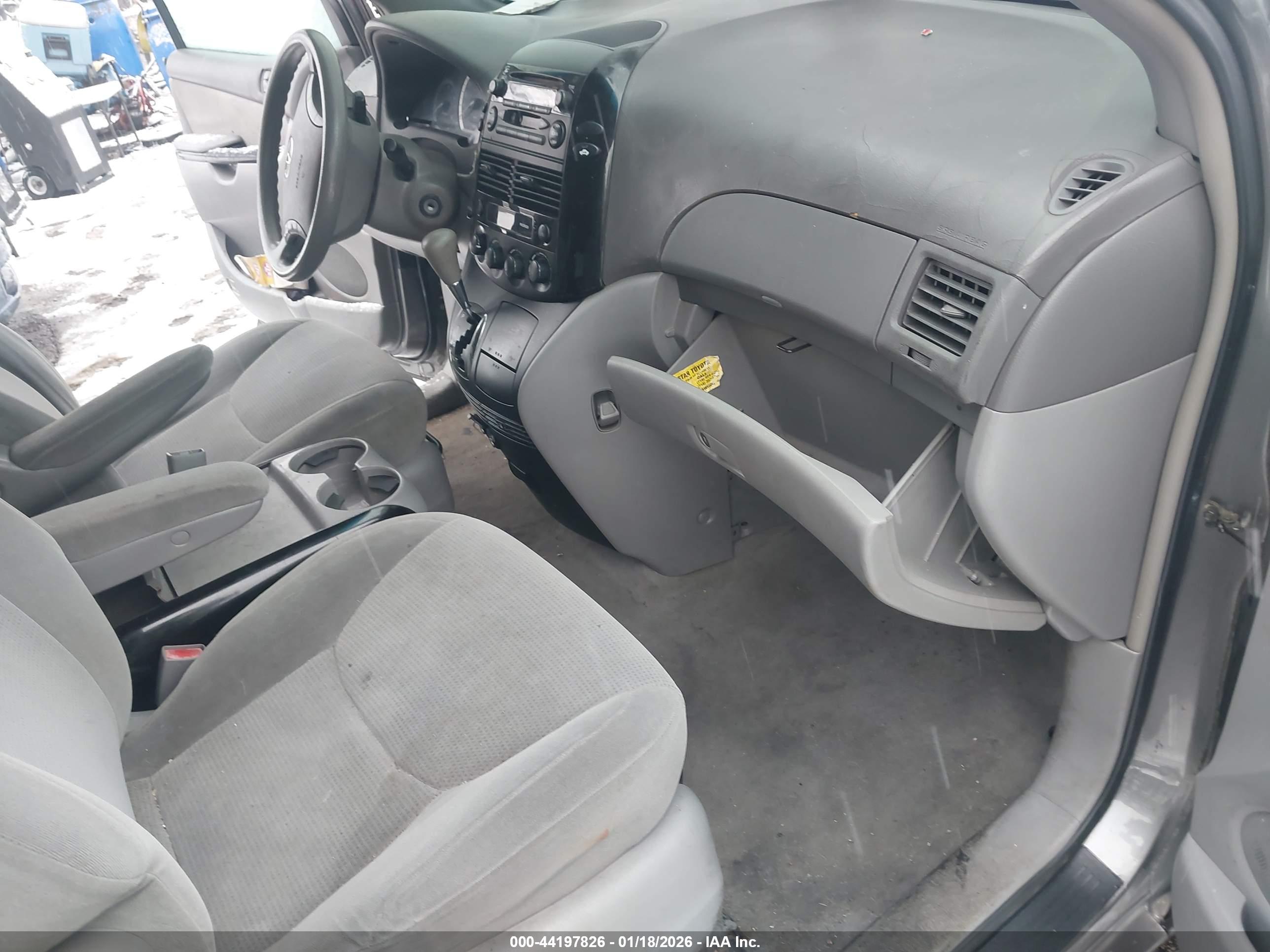 TOYOTA SIENNA image 5