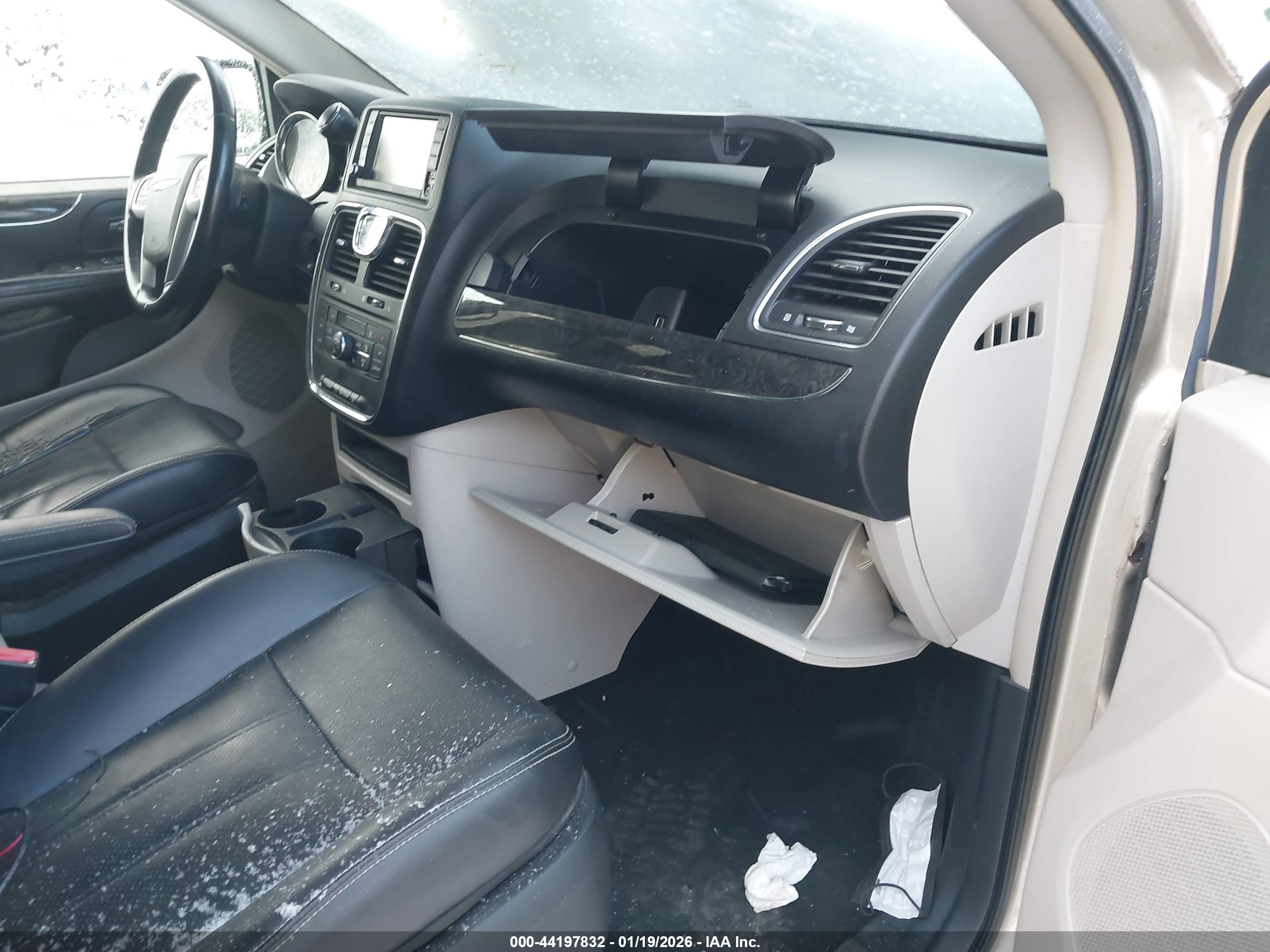 CHRYSLER TOWN image 5