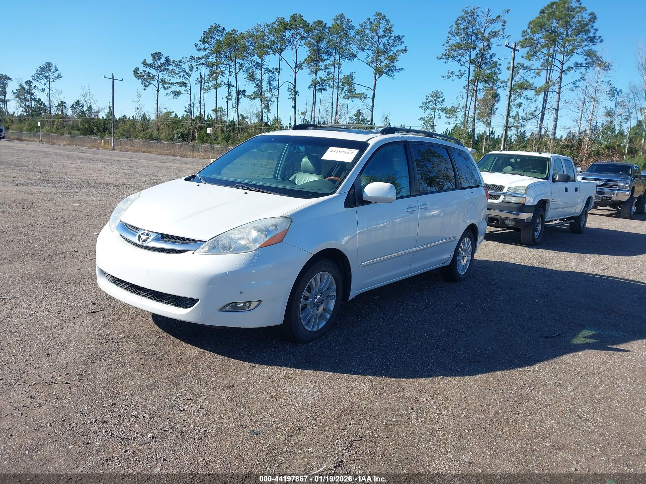 TOYOTA SIENNA image 2