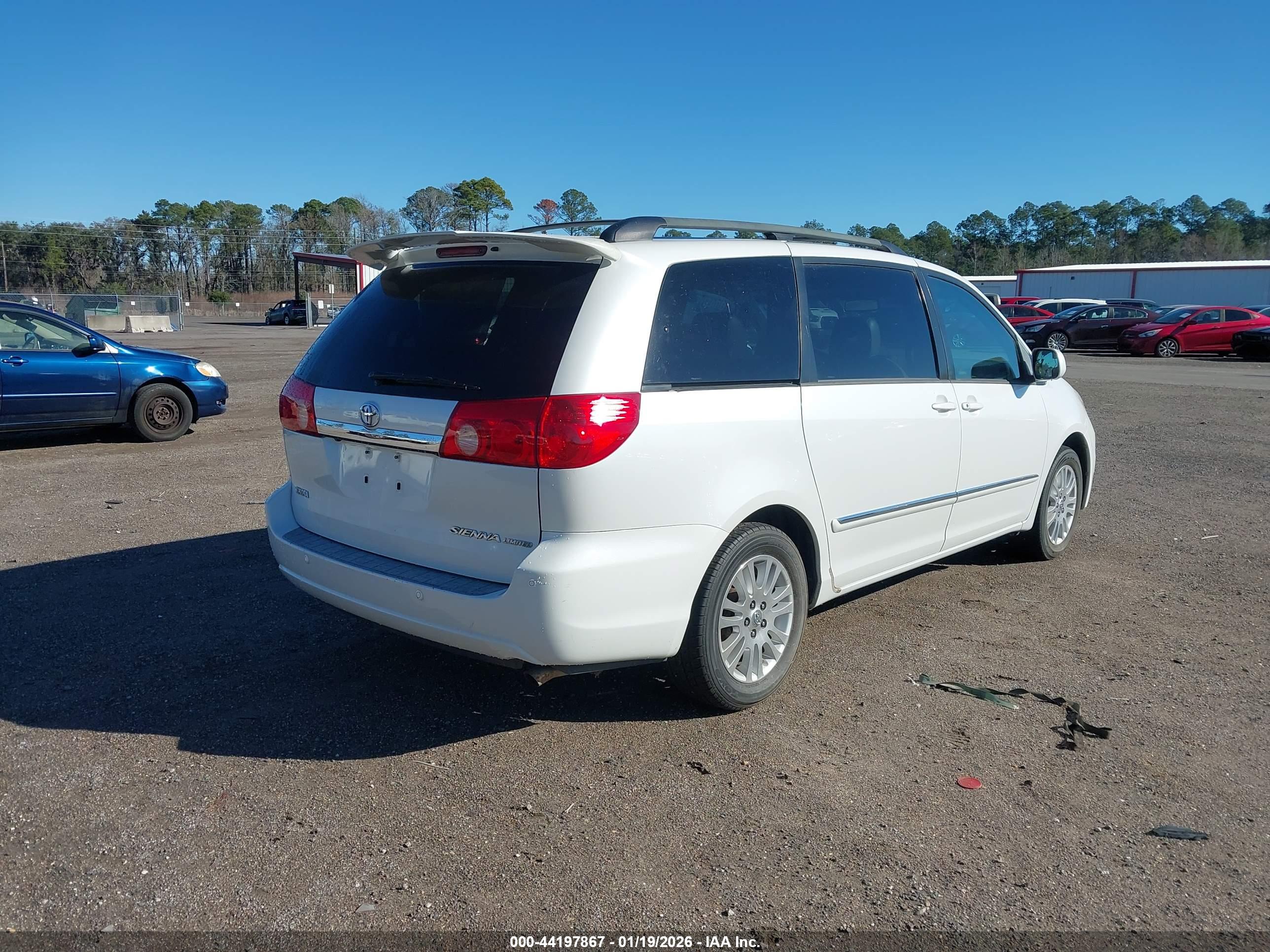 TOYOTA SIENNA image 4