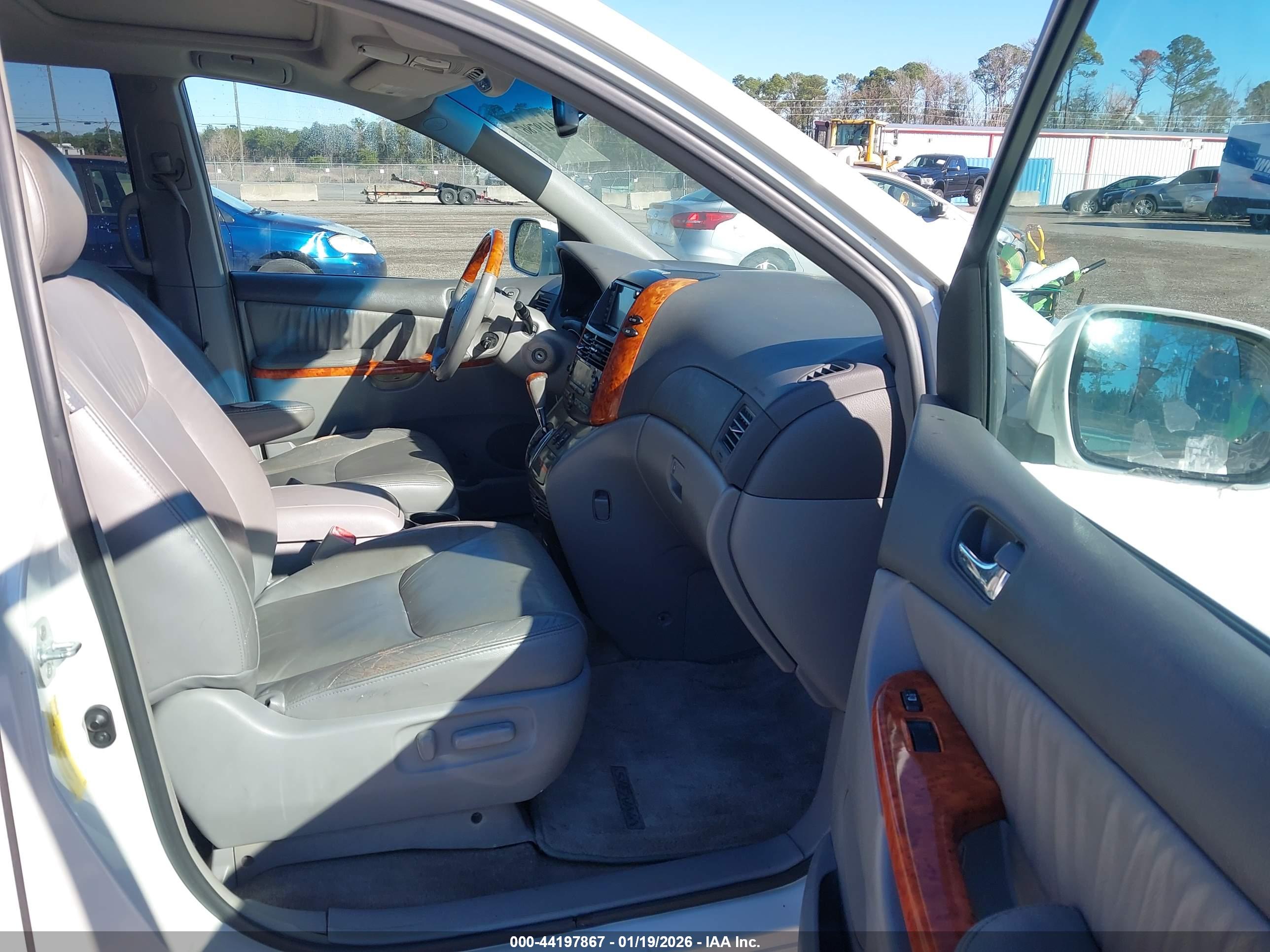 TOYOTA SIENNA image 5