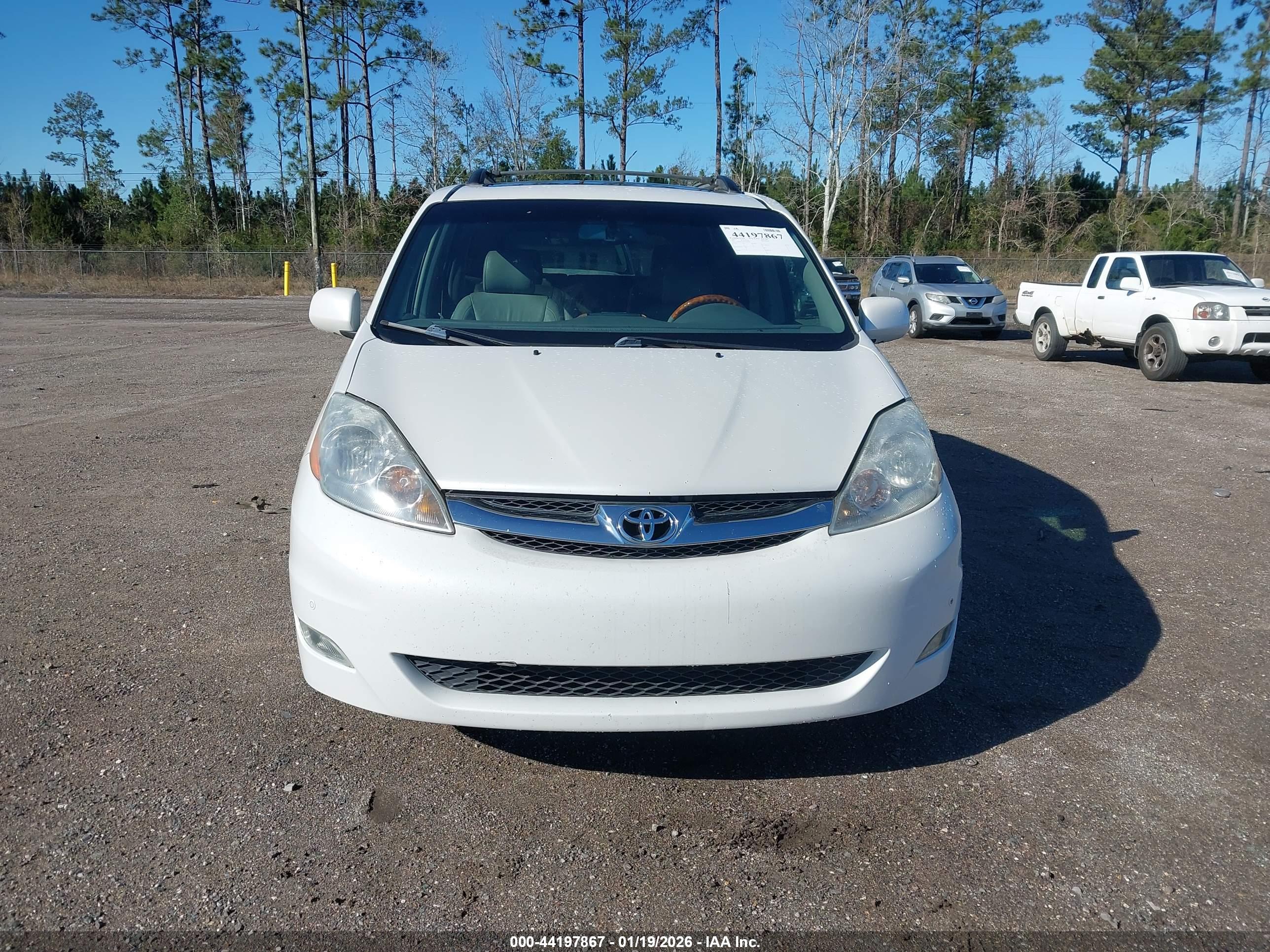 TOYOTA SIENNA image 6