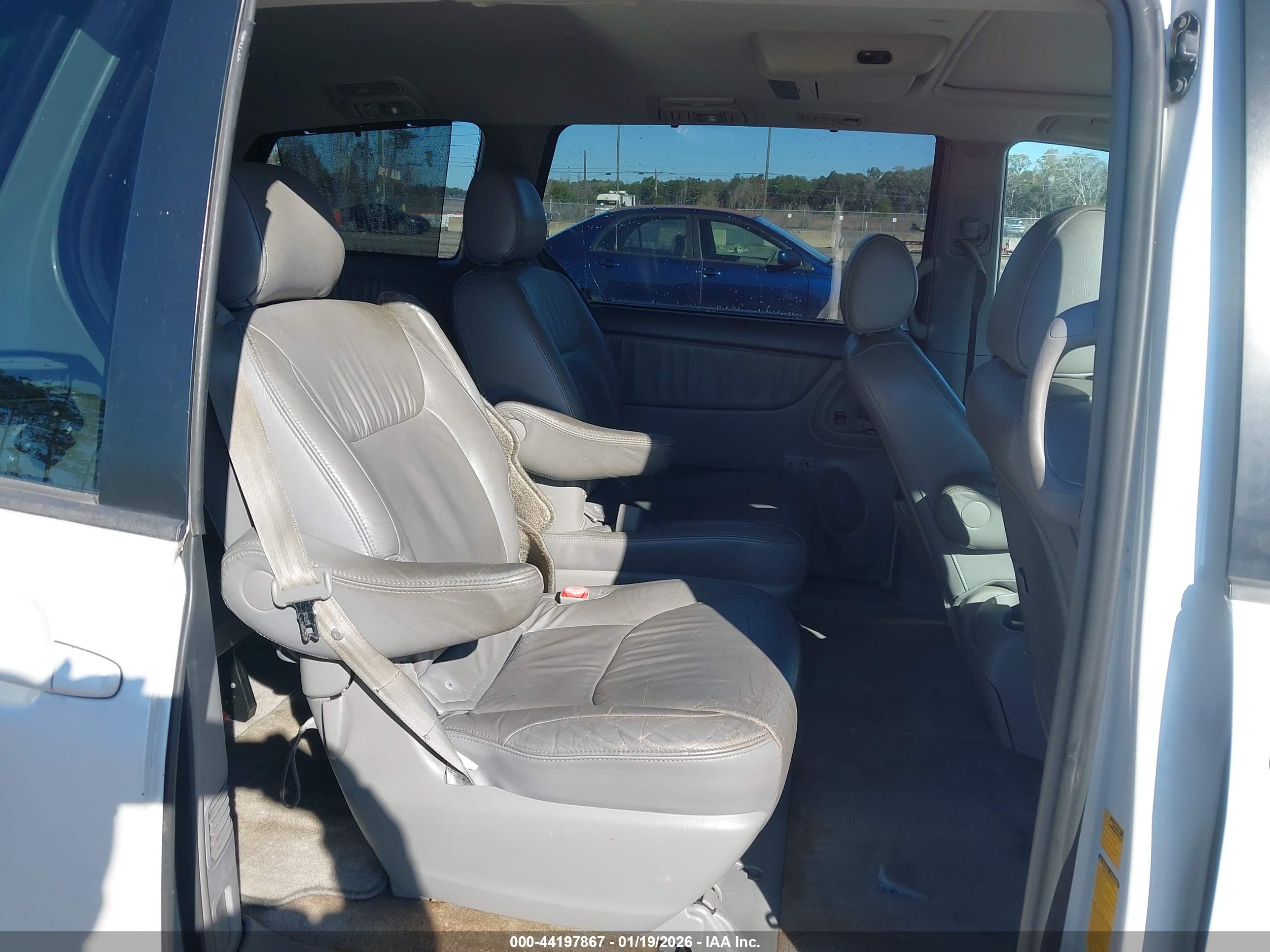 TOYOTA SIENNA image 8