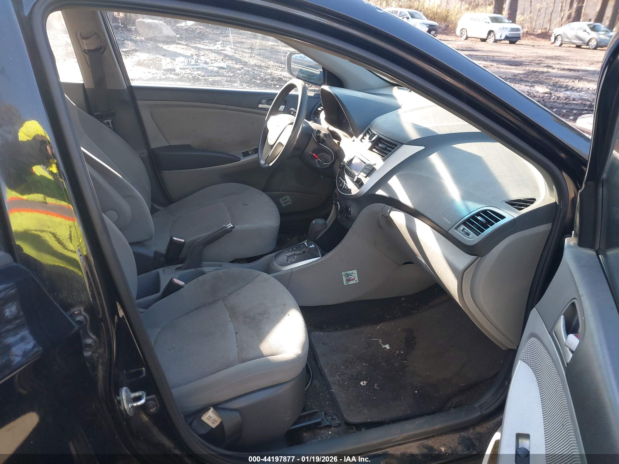 HYUNDAI ACCENT image 5