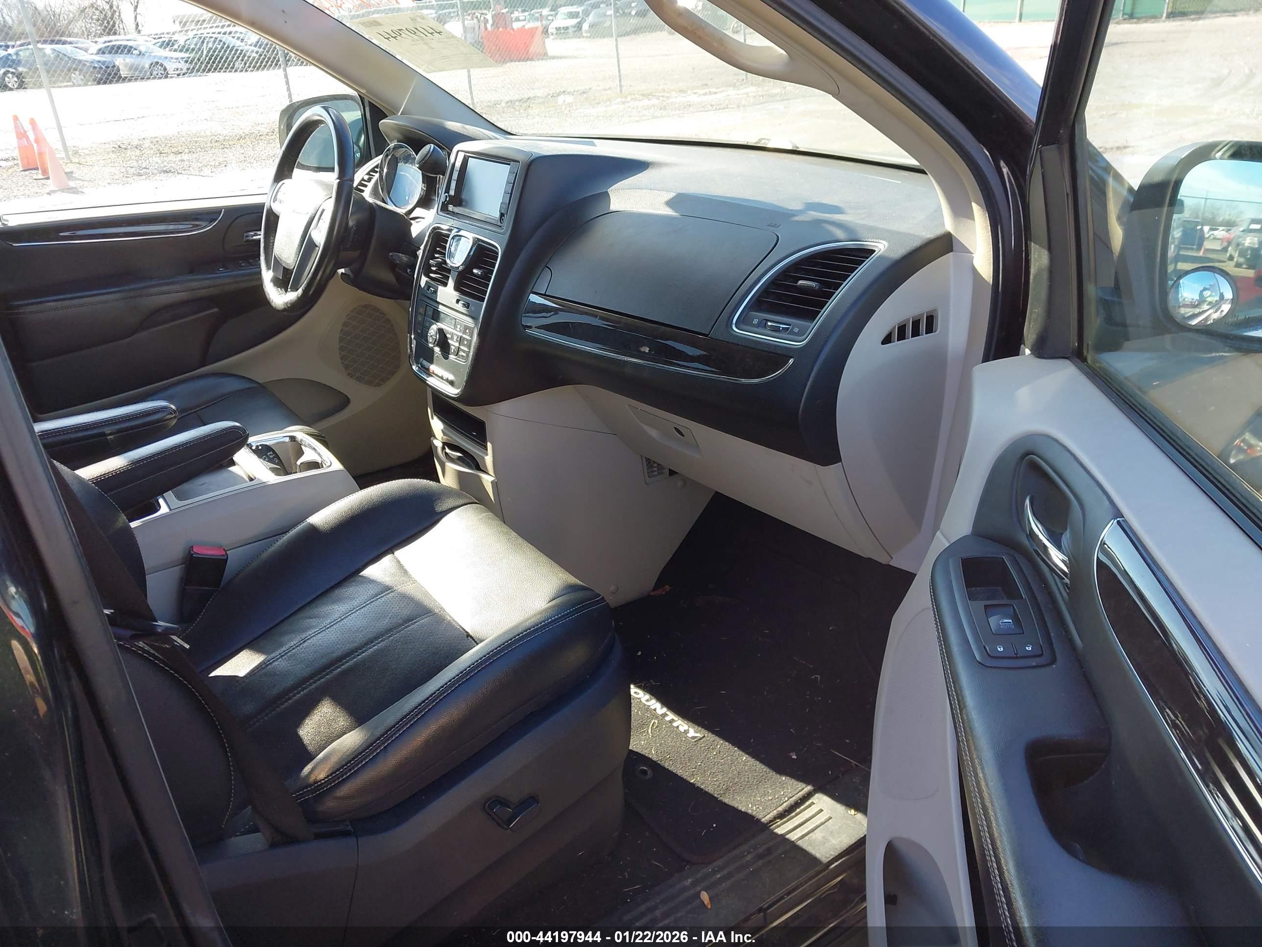 CHRYSLER TOWN image 5