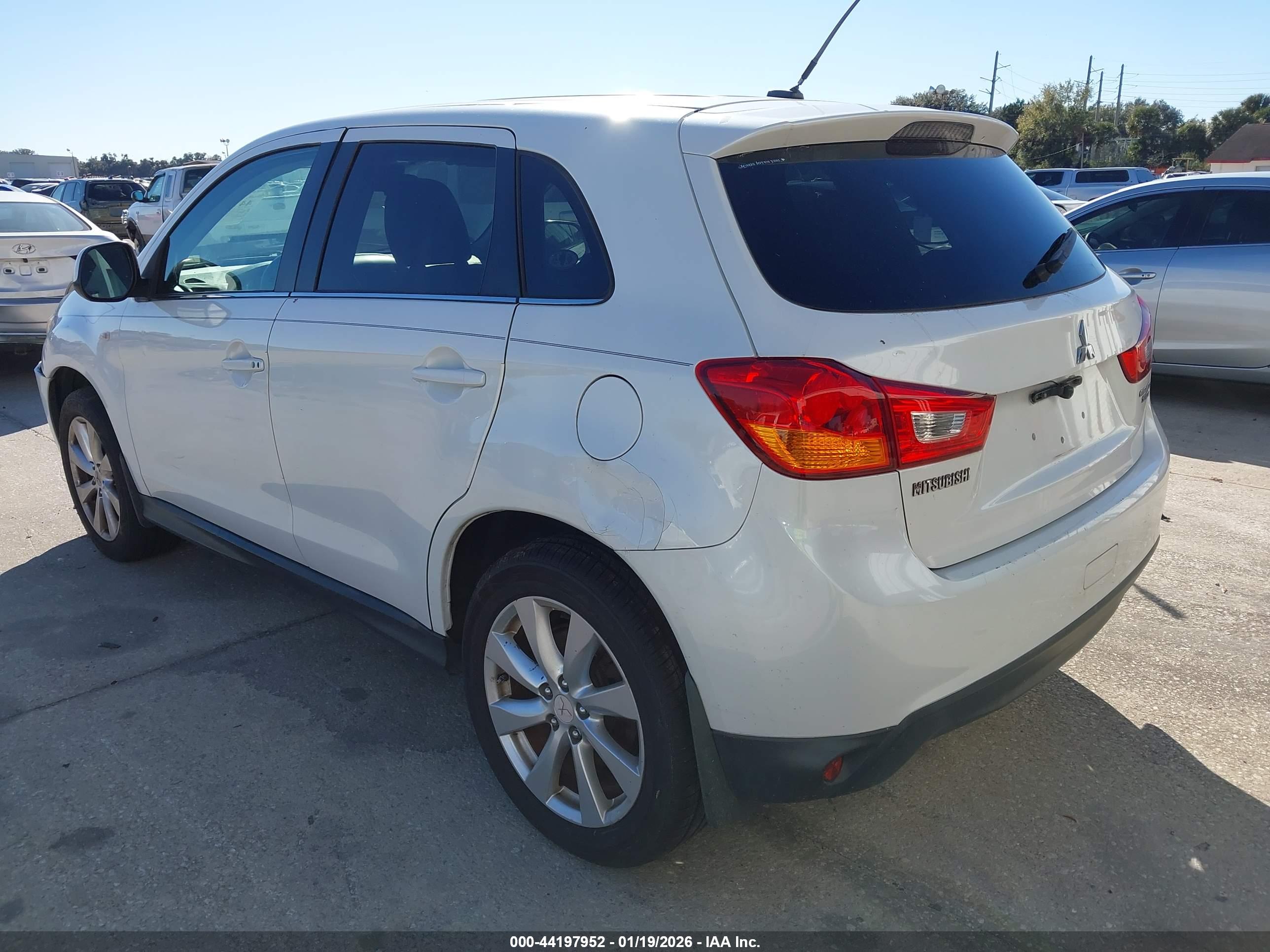 MITSUBISHI OUTLANDER image 3