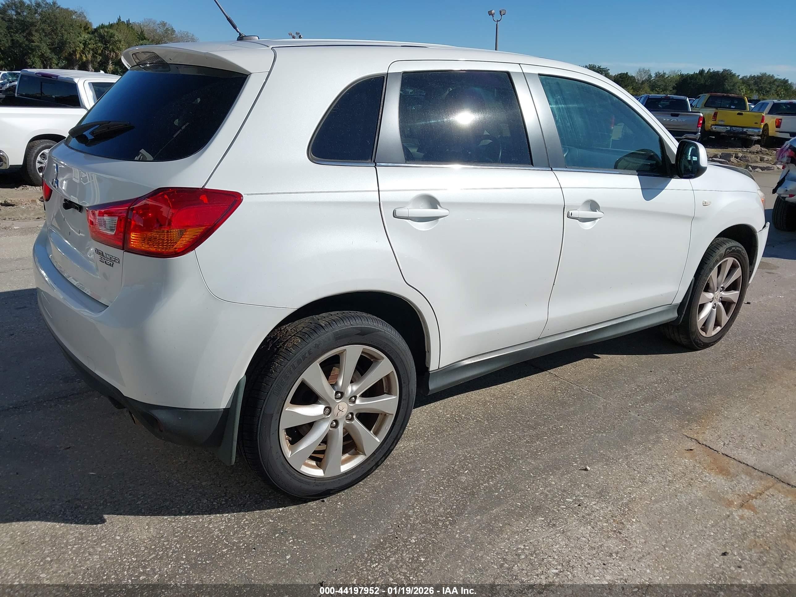 MITSUBISHI OUTLANDER image 4