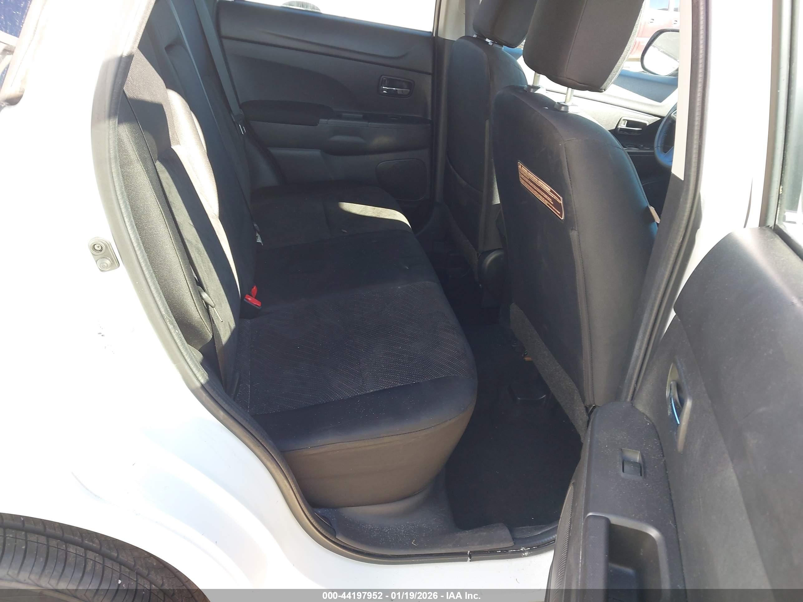 MITSUBISHI OUTLANDER image 8