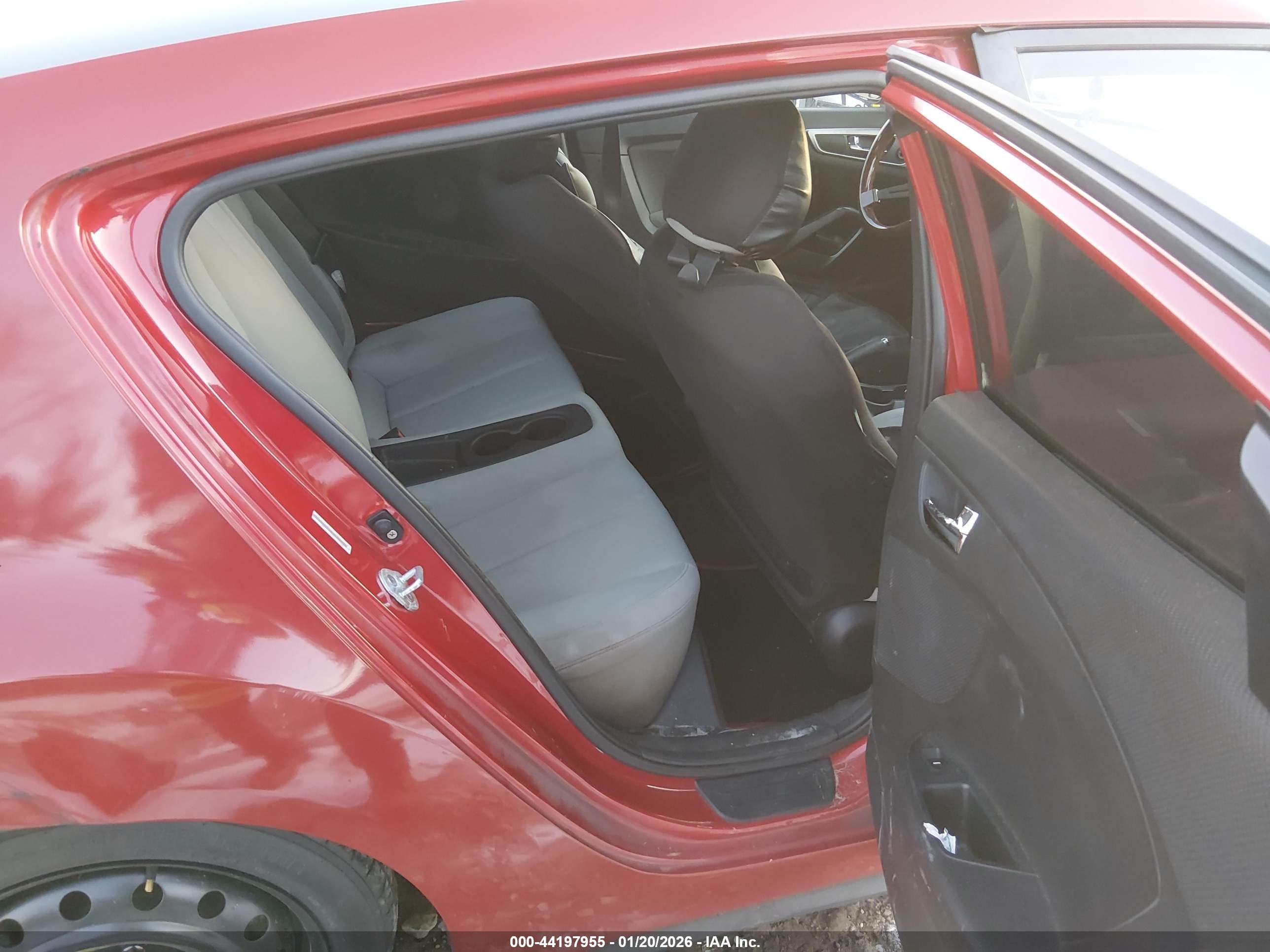 HYUNDAI VELOSTER image 8