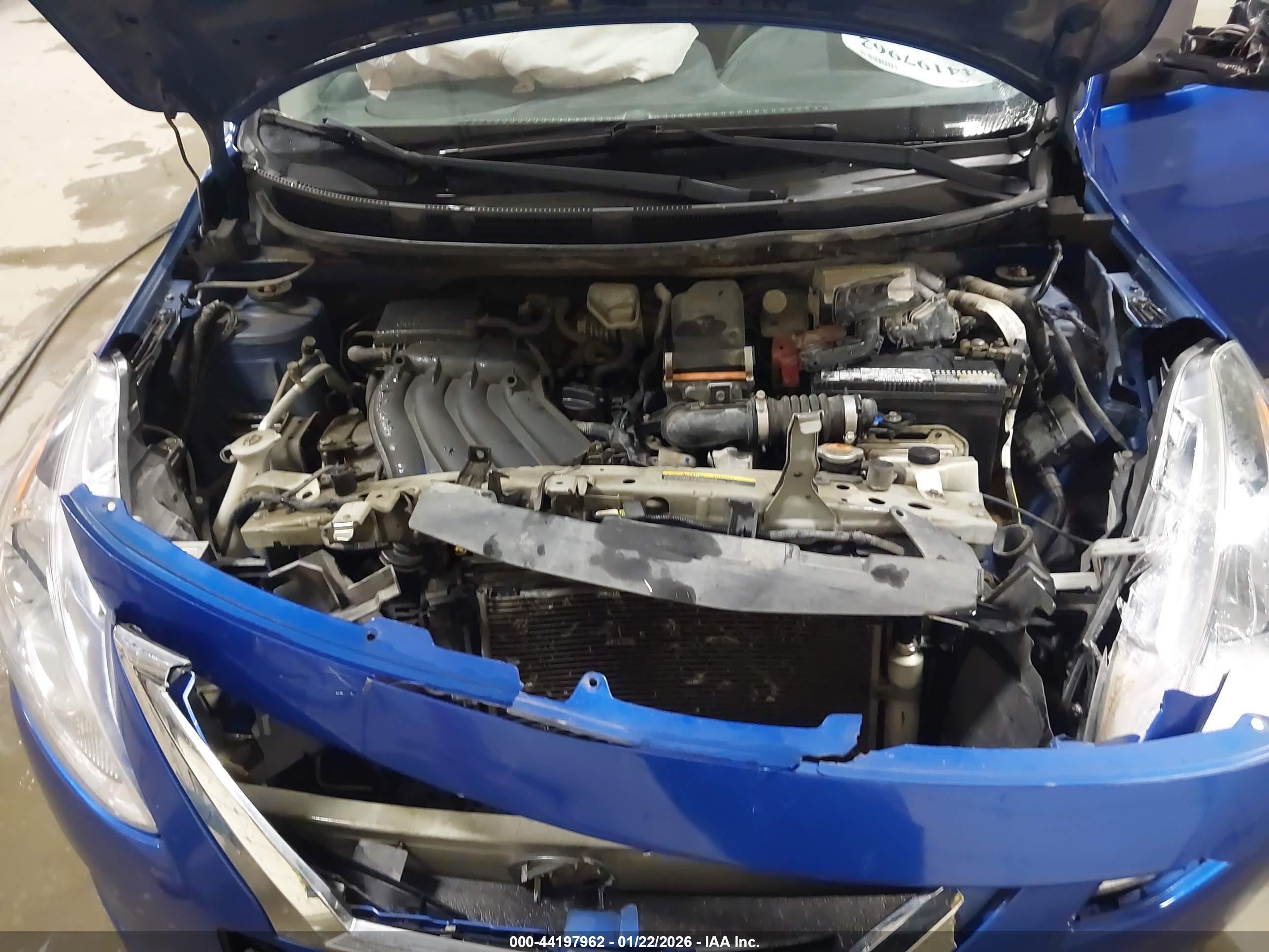 NISSAN VERSA image 10