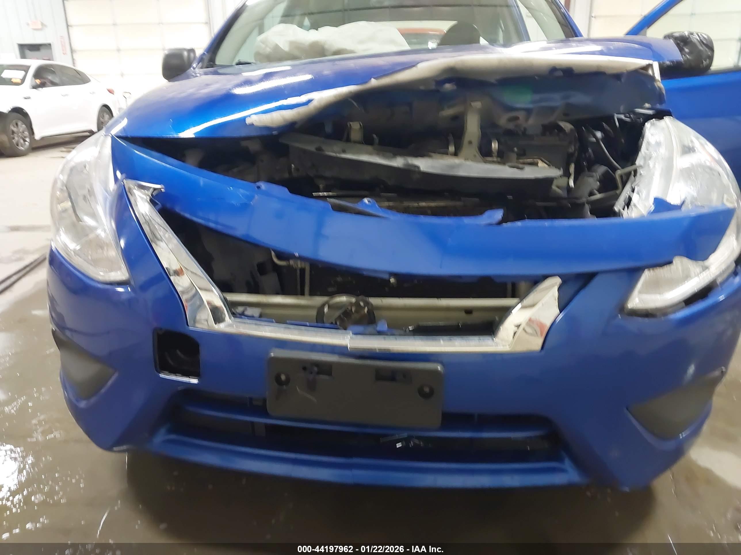 NISSAN VERSA image 6