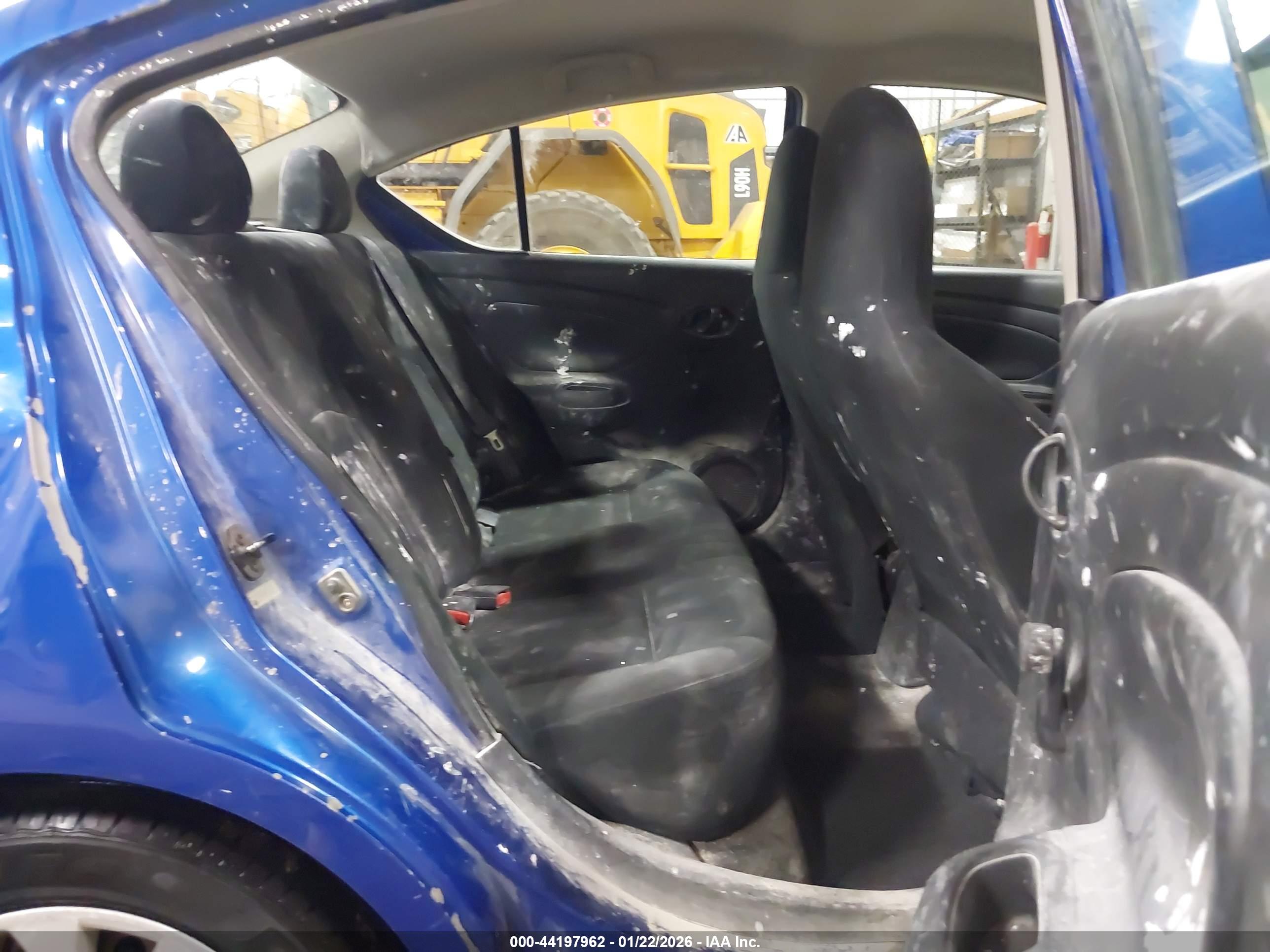 NISSAN VERSA image 8