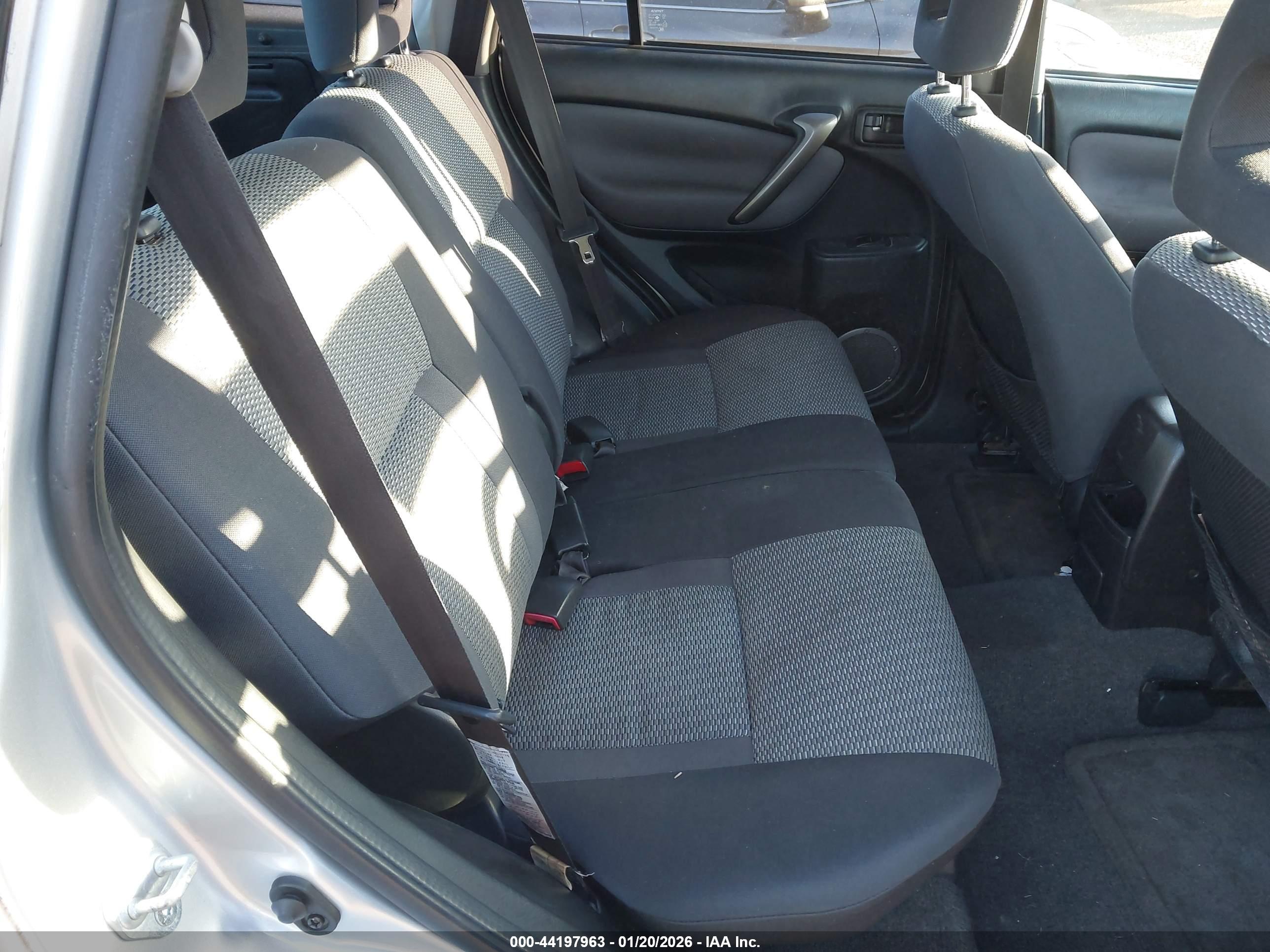 TOYOTA RAV4 image 8