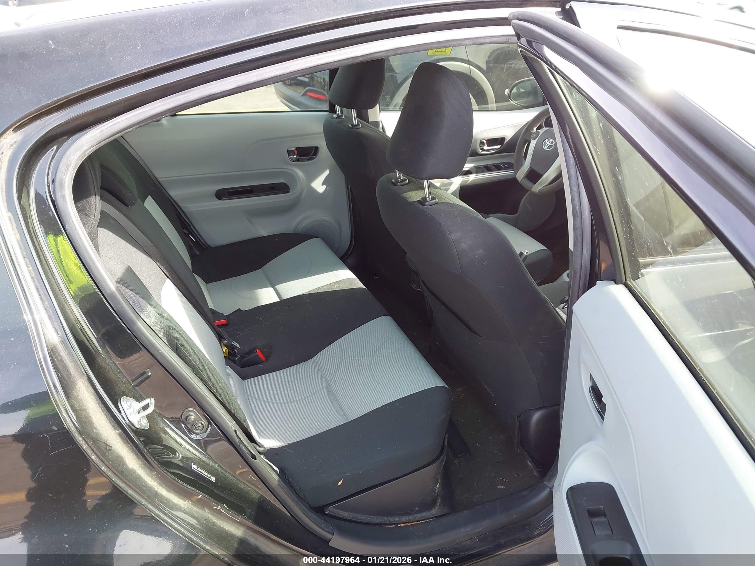 TOYOTA PRIUS image 8