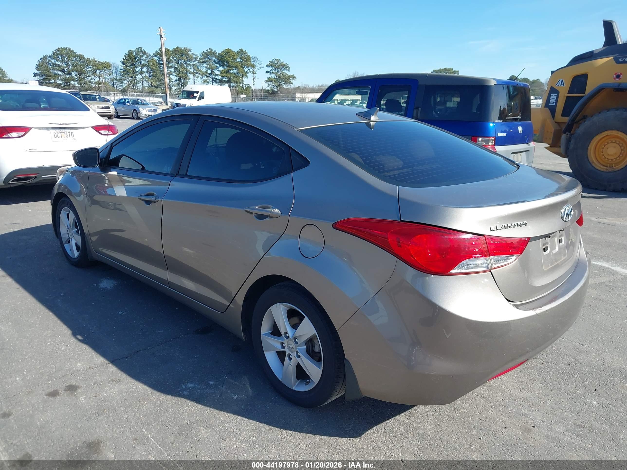 HYUNDAI ELANTRA image 3