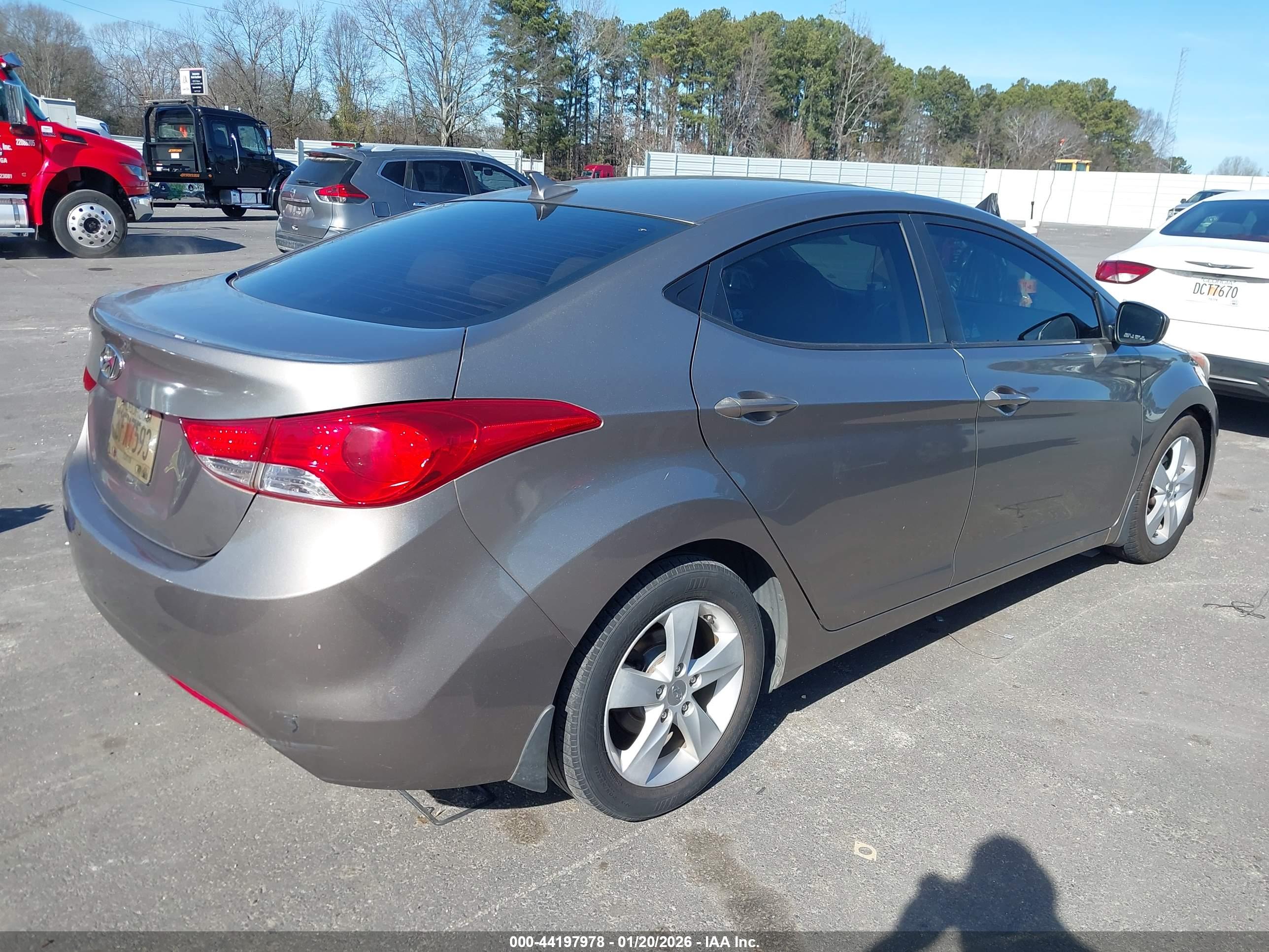 HYUNDAI ELANTRA image 4