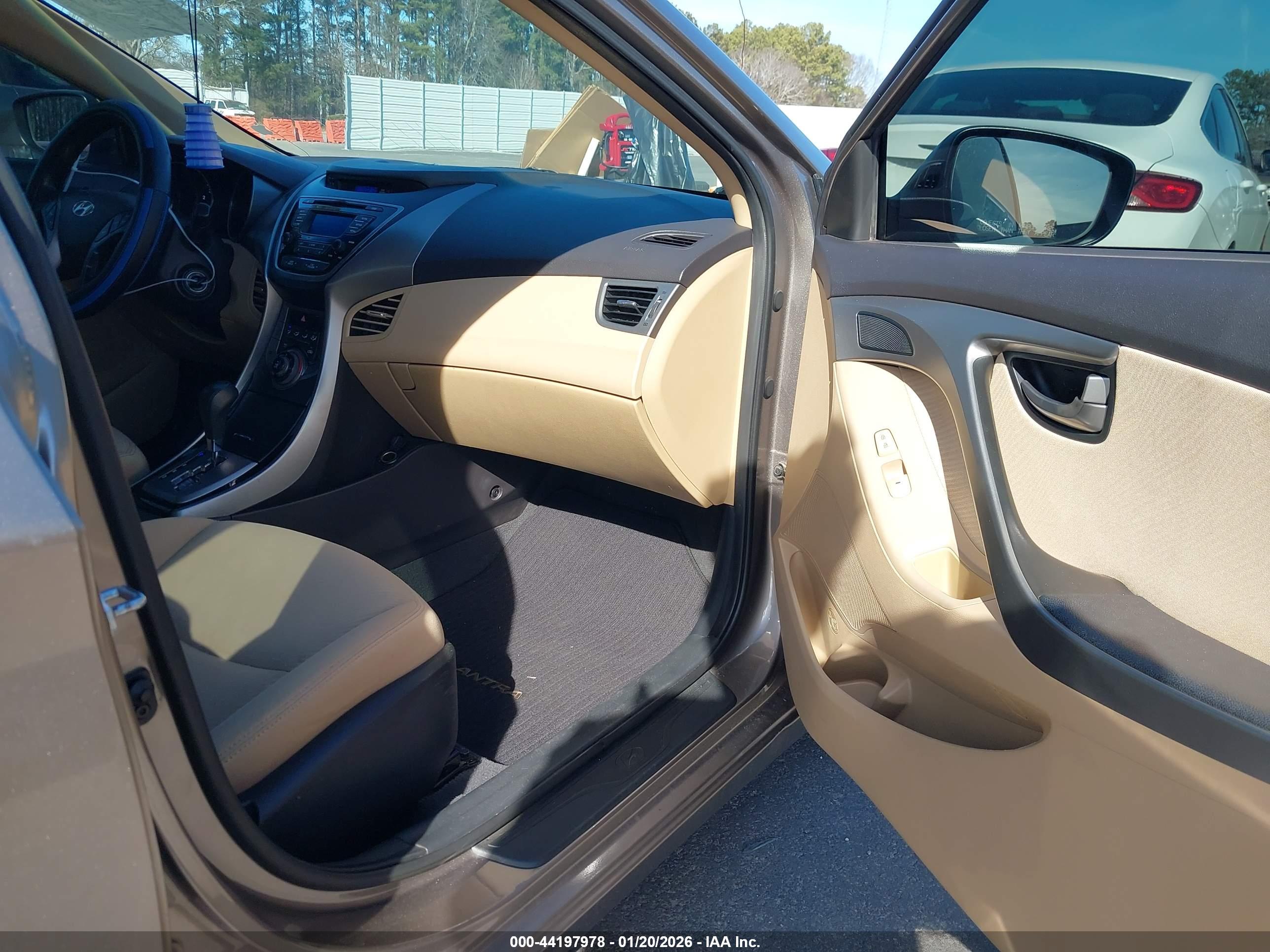 HYUNDAI ELANTRA image 5