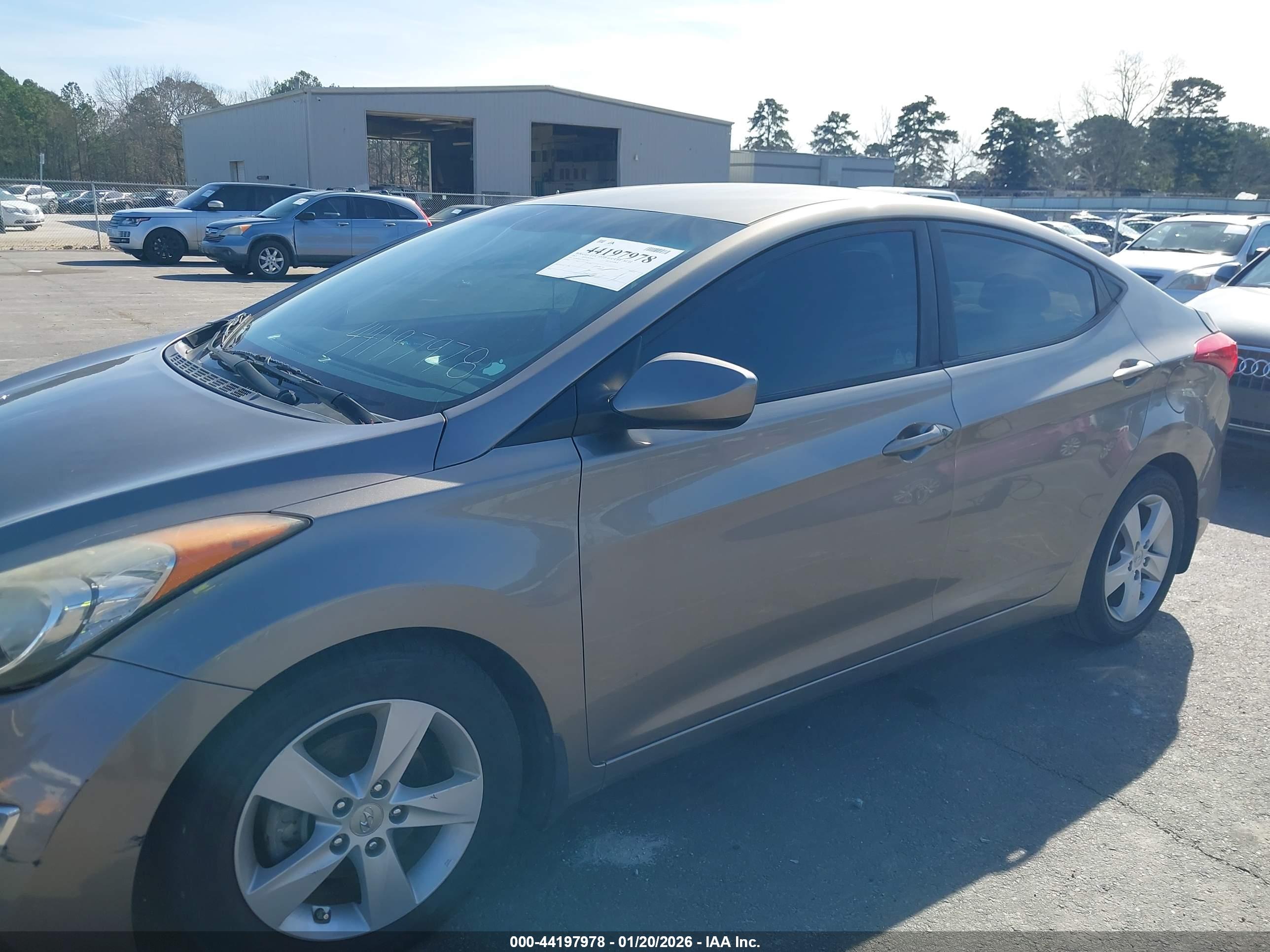 HYUNDAI ELANTRA image 6