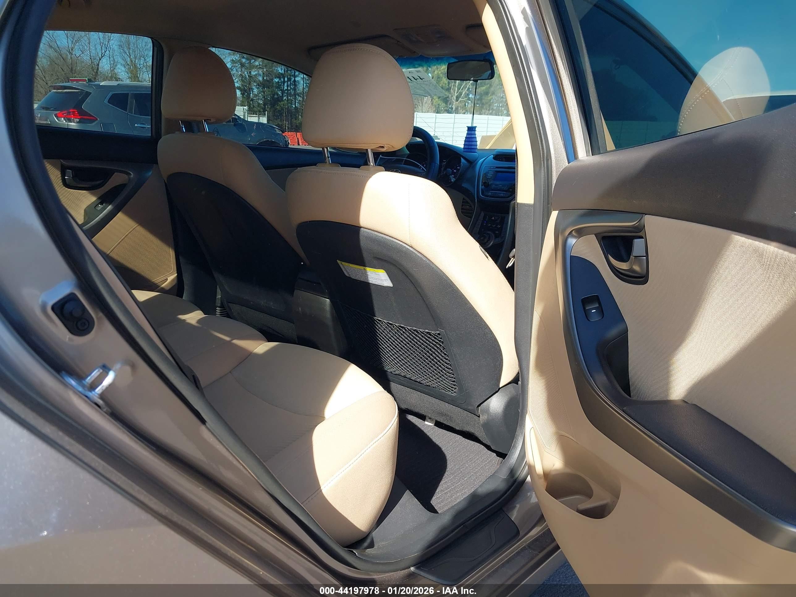 HYUNDAI ELANTRA image 8