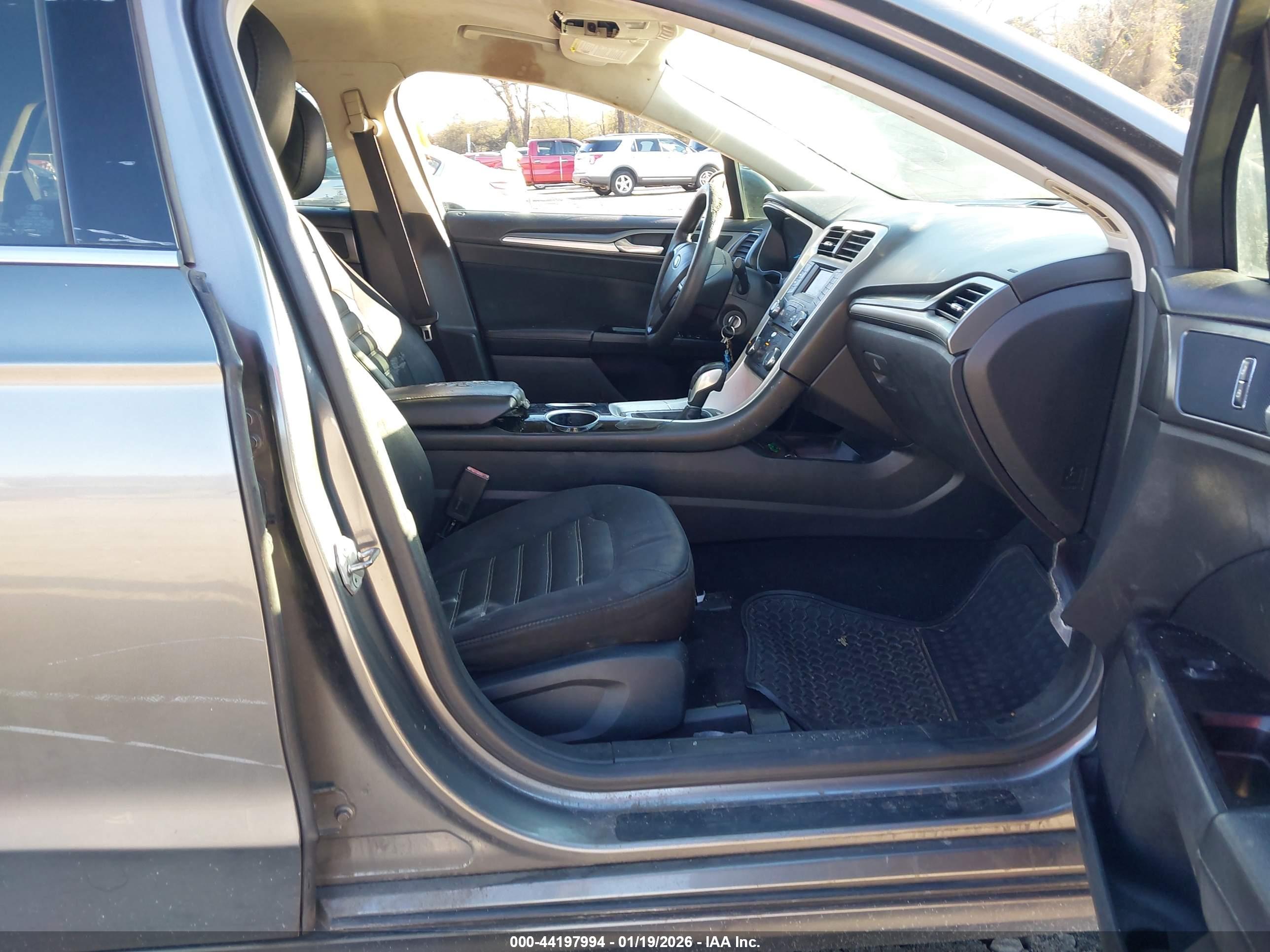 FORD FUSION image 5