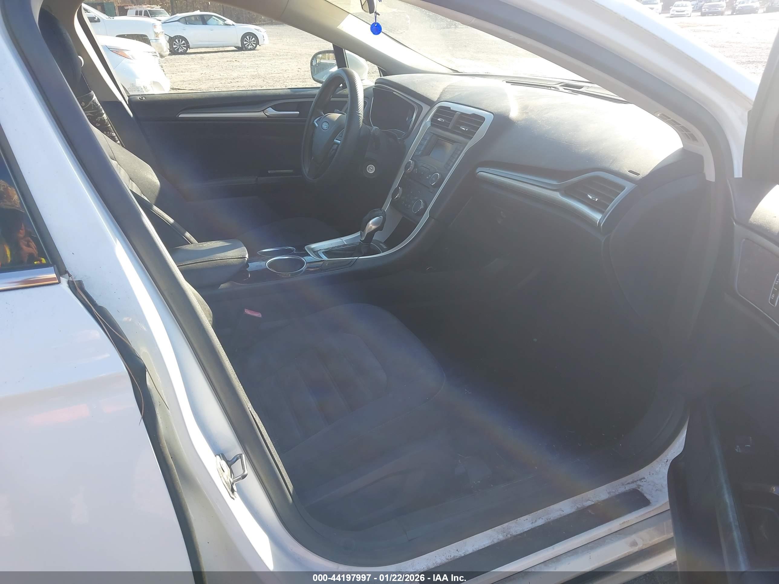 FORD FUSION image 5